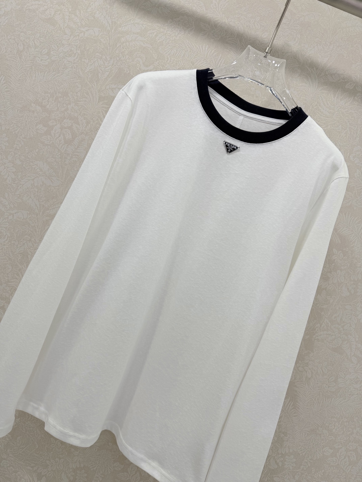 🔥🔥PRAD*26新款圆领纯棉长袖T恤 圆领胸前经典三角标装饰 领口藏蓝色螺纹装饰 后背中缝设计 随性又