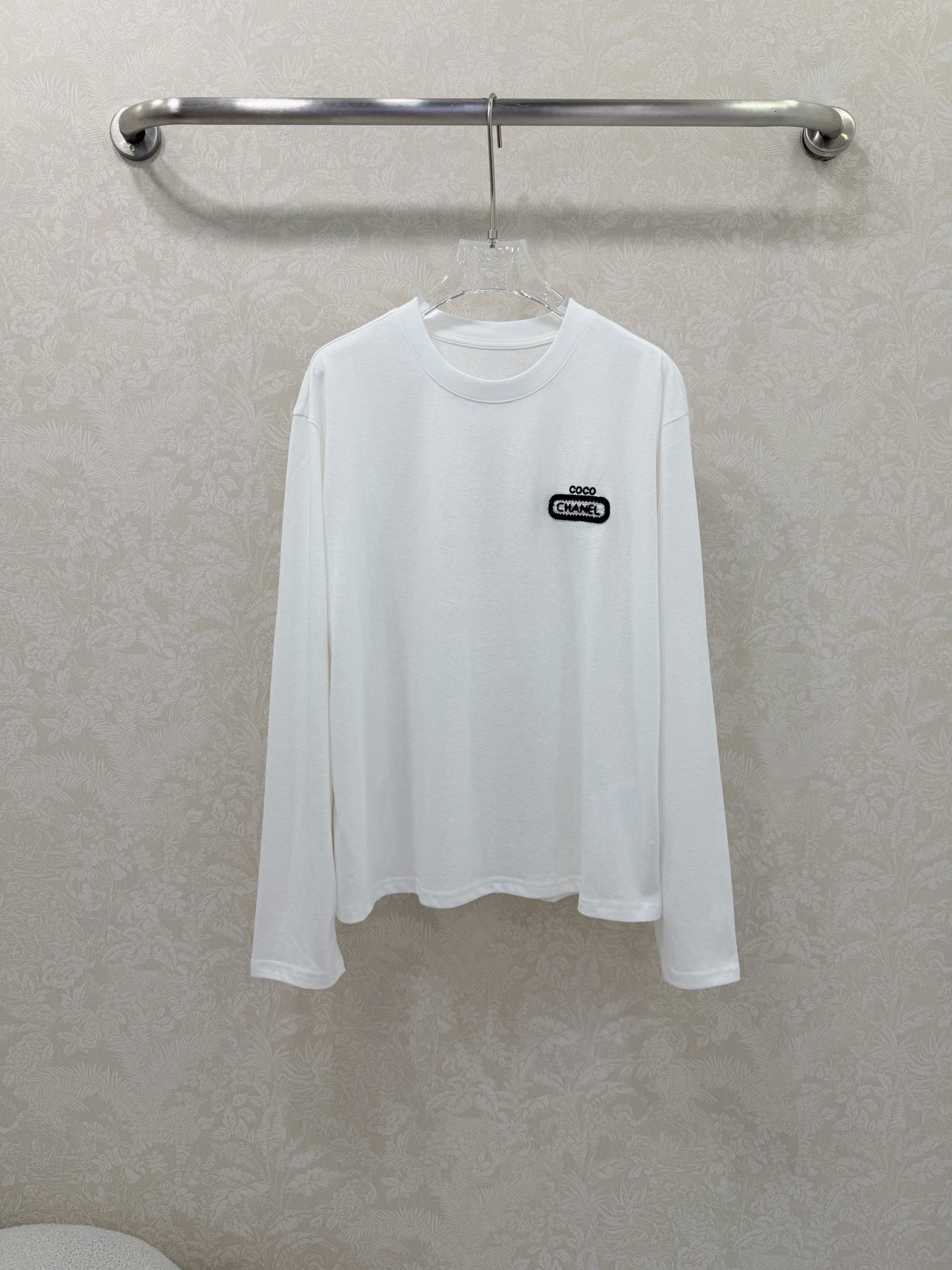 NO:701054,chan*l 26 new round neck pure cotton long-sleeved T-shirt. Round neck with coco embroidery decoration on the chest. Casual and fashionable basic model can also create a sense of high-end. It is a must-have item in the wardrobe whether worn alone or as an inner layer. The upper body is cool. It is versatile and easy to pick. Available in stock in single color size 3 SML, Chanel - Clothing, chanel, chanel, loro piana, tees, t-shirt,19860909chan*l 26新款圆领纯棉长袖T恤 圆领胸前coco刺绣装饰 随性又时髦基础款也能搭出N种高级感,无论单穿还是内搭都是衣柜中的必备单品,上身就是大写的酷飒.百搭不挑人现货发售单色3码SML,香奈儿-服装,chanel,chanel,loro piana,tees，t-shirt,,Women's clothing