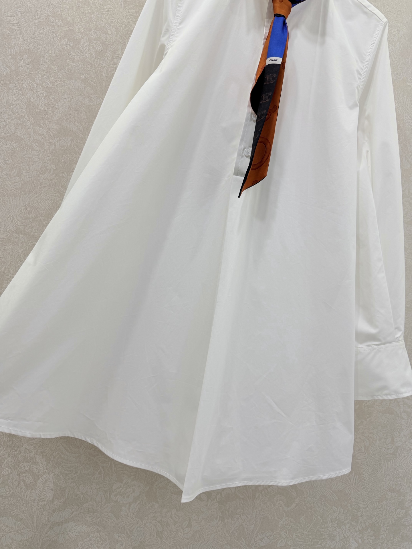 🔥🔥Celin*26新款丝巾长款衬衣裙 进口斜纹全棉材质 舒适细腻 透气十足 通体素色百搭耐看 饰以印花