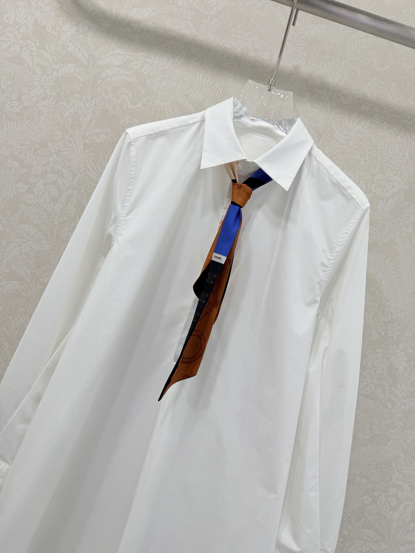 🔥🔥Celin*26新款丝巾长款衬衣裙 进口斜纹全棉材质 舒适细腻 透气十足 通体素色百搭耐看 饰以印花