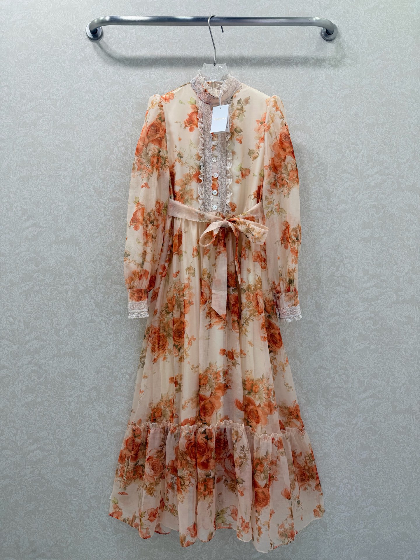 NO:700940,Zimmerman*/Merman 26 new positioning flower series for early spring. Flowers and retro prints are the best. A super beautiful dress with lapels and long sleeves is coming. Single-breasted cuffs at the front are tightened to become puff sleeves. Customized fabric belts are delivered at the waist. Skirt printing. Oversized hem. Full of sincerity. Super invincible fairy style. Heavy work details, perfect reproduction of counter style. Full sense of high-end, super correct version. It shows temperament in any casual wear.  2 colors and 4 codes SMLXL, Zimmerman-clothing, loro piana, skirts,19860909Zimmerman*兹/默曼 26早春新款定位花系列 繁花锦簇复古印花绝绝子 翻领长袖超美腻的连衣裙来袭 前襟单排扣袖口收紧变成泡泡袖 腰部配送定制本布腰带 裙身印花 超大摆用料诚意满满 超无敌仙女款 重工细节,完美复刻专柜款 高级感满满,版型超正 随意一搭都显气质 2色4码SMLXL,兹默曼-服装,loro piana,skirts,,Women's clothing