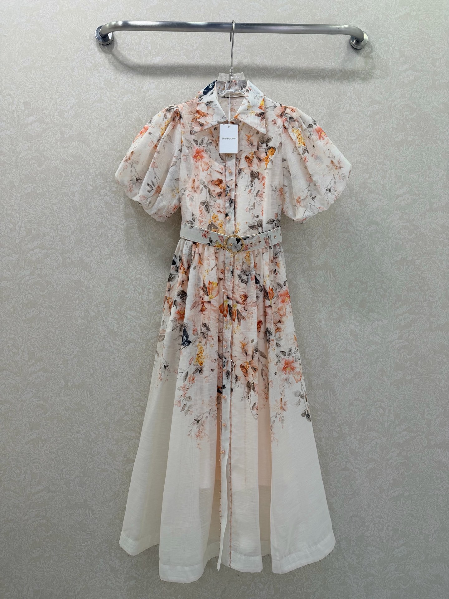 NO:700942,Zimmerman* Zimmerman 26 new flower bud short-sleeved waist dress, long style. Made of linen fabric, single-breasted lapel design. Customized hardware and princess puff sleeves decorated with small beads. Floral print throughout. Oversized hem and loose wide skirt cut, showing a sense of vitality and fashion. 2 colors and 4 sizes SMLXL, Zimmerman-clothing, skirts, T-shirt,19860909Zimmerman*兹默曼26新款花苞短袖收腰连衣裙 长款 选用亚麻面料制成,翻领单排扣设计 定制五金和公主泡泡袖并饰以小圆珠装饰 整件花卉印花 下摆超大摆宽松的阔裙摆剪裁,展现活力时尚感.2色4码SMLXL,兹默曼-服装,skirts,T-shirt,,Women's clothing