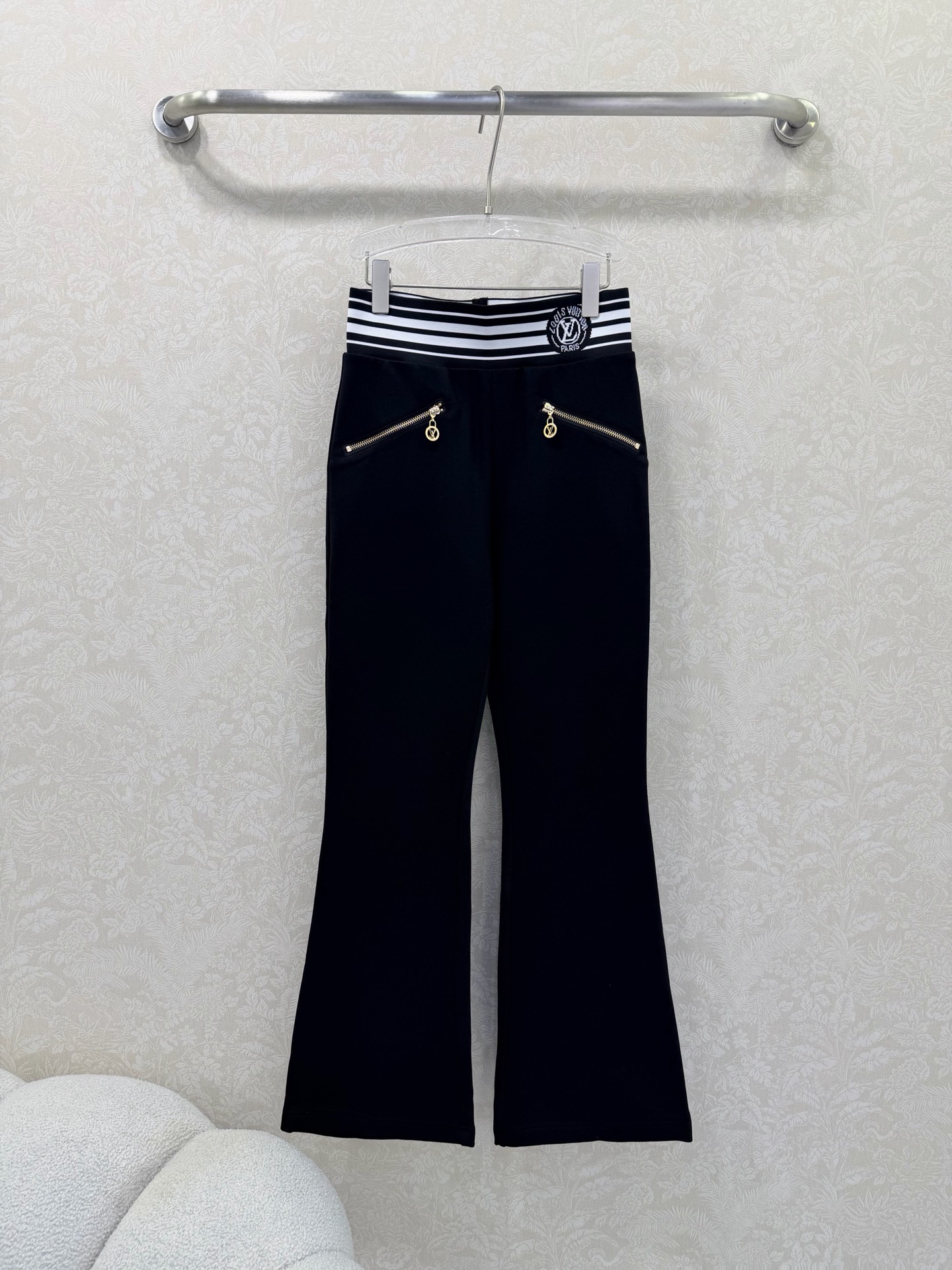 NO:701057,LOUIS VUI*TON 26 early spring latest series!  High-waisted thin velvet bootcut trousers!  Customized striped elastic webbing at the waist, zippers on both sides, full of details, slightly flared pants to modify the legs, making the legs appear slimmer and taller, and the high waist design elongates the proportion. It looks great with short tops or jackets ~ The fabric has good drape and is comfortable to wear. It can be easily used for commuting, leisure, and dating. It is a versatile and practical wardrobe essential!  Solid color size 3 SML,Louis Vuitton-clothing,louis vuitton,louis vuitton,jackets & coats,19860909LOUIS VUI*TON 26早春最新系列！高腰薄绒微喇长裤！腰头定制条纹弹力织带 两侧拉链 细节感满满 微喇裤型修饰腿型 显瘦又显高 高腰设计拉长比例 搭配短款上衣或外套都超好看～面料垂感好,穿着舒适,通勤、休闲、约会都能轻松驾驭,是百搭实用的衣橱必备单品！单色3码SML,路易威登-服装,louis vuitton,louis vuitton,jackets & coats,,Women's clothing