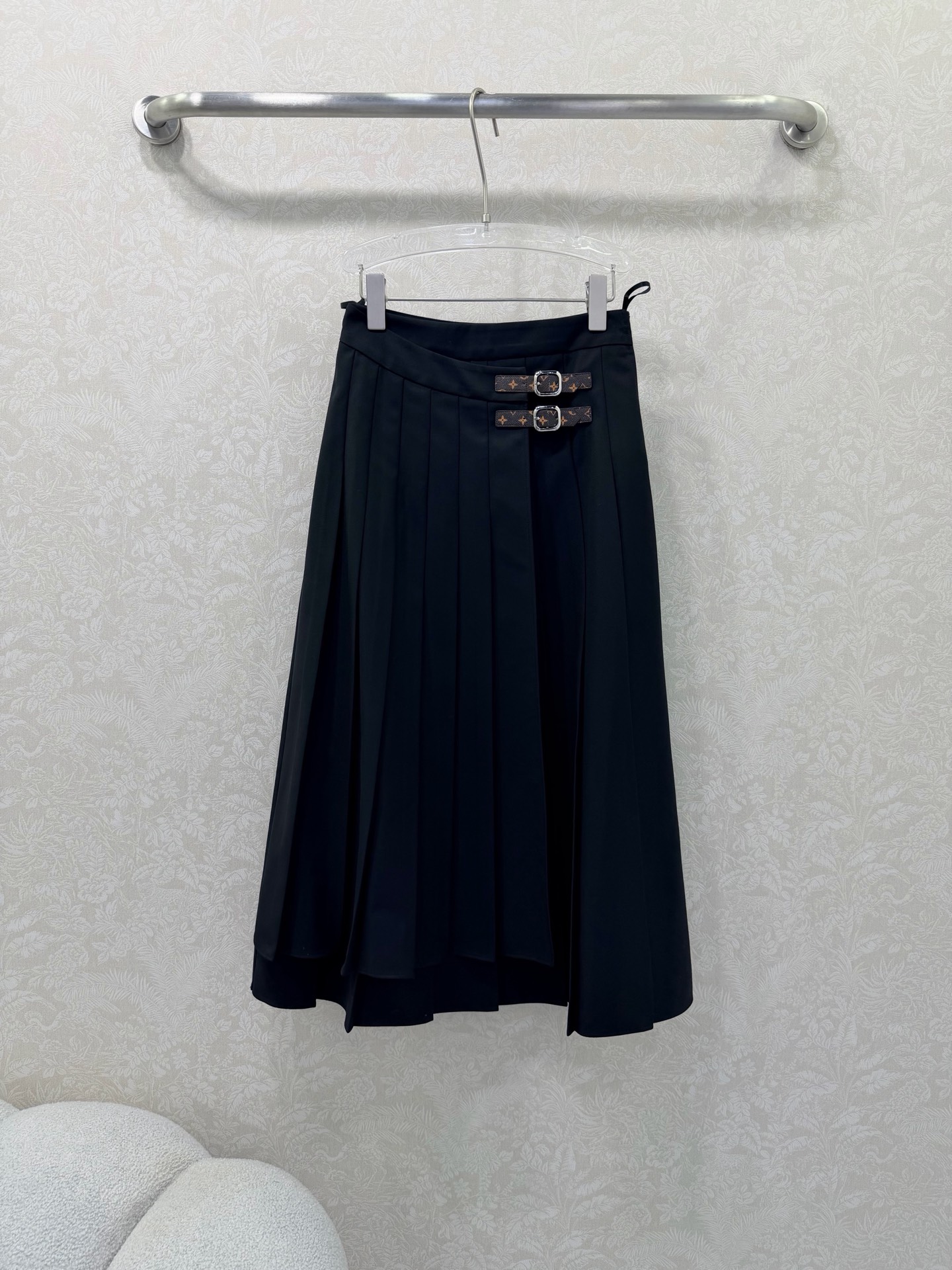NO:720363,The highest version on the market, the girl inspects the goods, trims the three marks on the threads, and delivers the goods. You can send pictures and videos. If you want quality and service, please add me on WeChat. We will not accept urgent orders. Louis vuitto*26 new skirt. Temperament Hepburn style retro tower skirt. Front panel pleat design. Waistband old-fashioned leather buckle decoration. Low-key luxury three-dimensional tailoring. Matched with customized hardware buckles. Streamlined line design highlights the small waist. Noble, elegant and gentle and intellectual temperament.  It will be amazing when you receive it. The texture of the custom fabric is amazing!  2 colors 3 sizes SML,Louis Vuitton-clothing,louis vuitton,louis vuitton,skirts,19860909市面最高版本小妹验货、修剪线头上三标、发货可发图及拍视频,要品质要服务的加我微信,不接急单. Louis vuitto*26新款半裙 气质赫本风复古塔片半身裙 前片压褶设计 腰头老家老花皮革扣装饰 低调奢华立体剪裁 搭配定制五金扣头 精简线条感设计凸显小蛮腰 高贵典雅又尽显温柔知性的气质 收到手会很惊艳 定制面料质感超赞！2色 3码SML,路易威登-服装,louis vuitton,louis vuitton,skirts,,Women's clothing