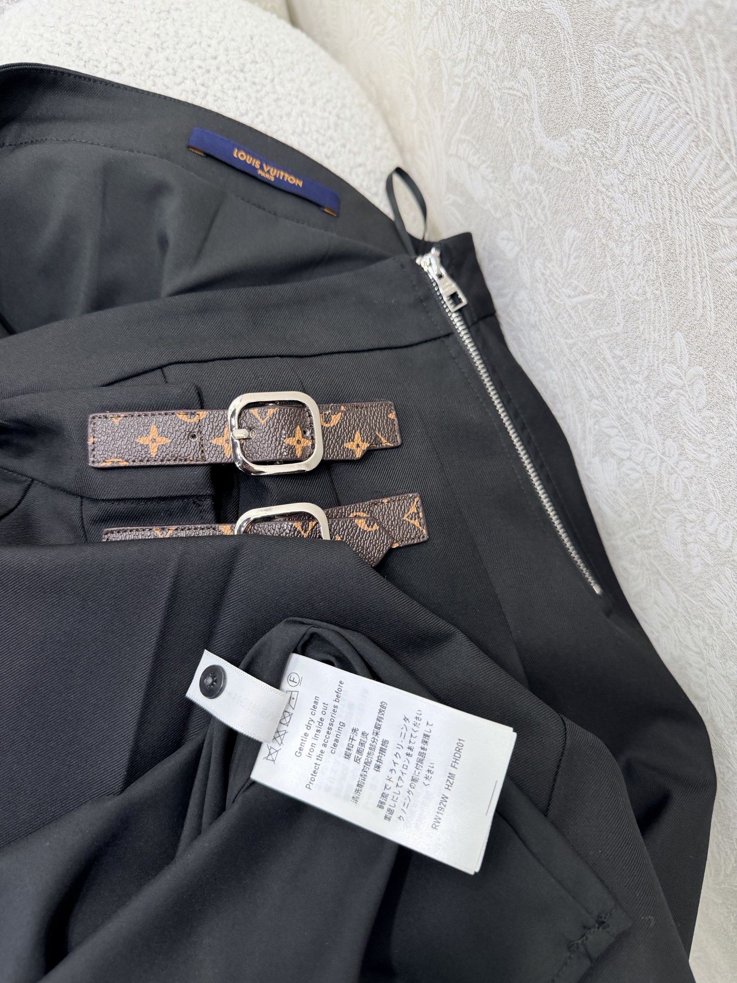 🔥🔥Louis vuitto*26新款半裙 气质赫本风复古塔片半身裙 前片压褶设计 腰头老家老花皮革扣装