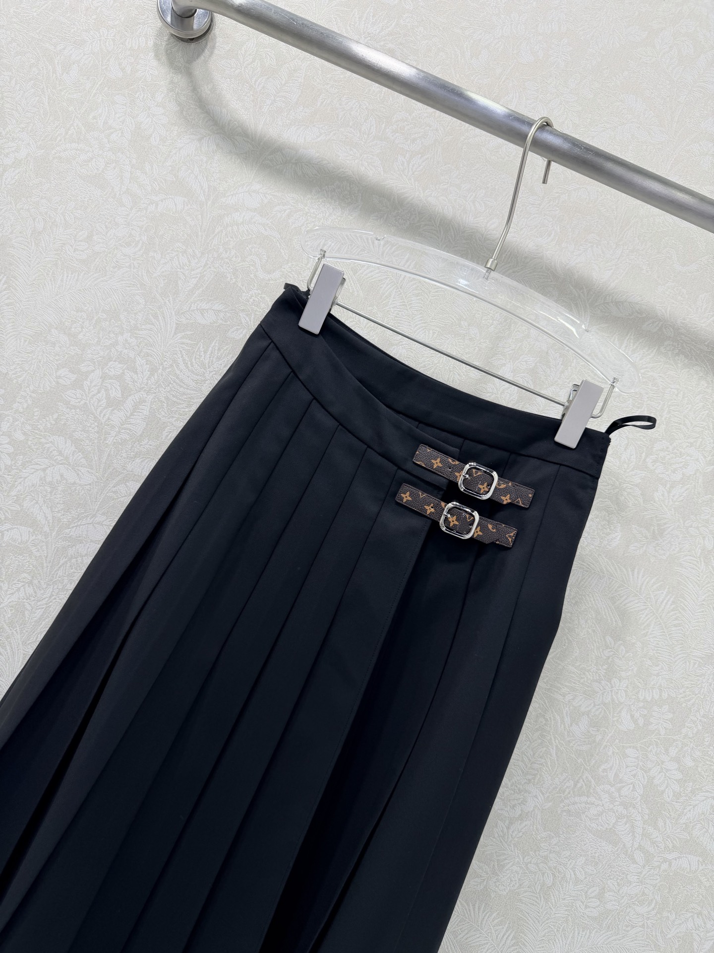 🔥🔥Louis vuitto*26新款半裙 气质赫本风复古塔片半身裙 前片压褶设计 腰头老家老花皮革扣装