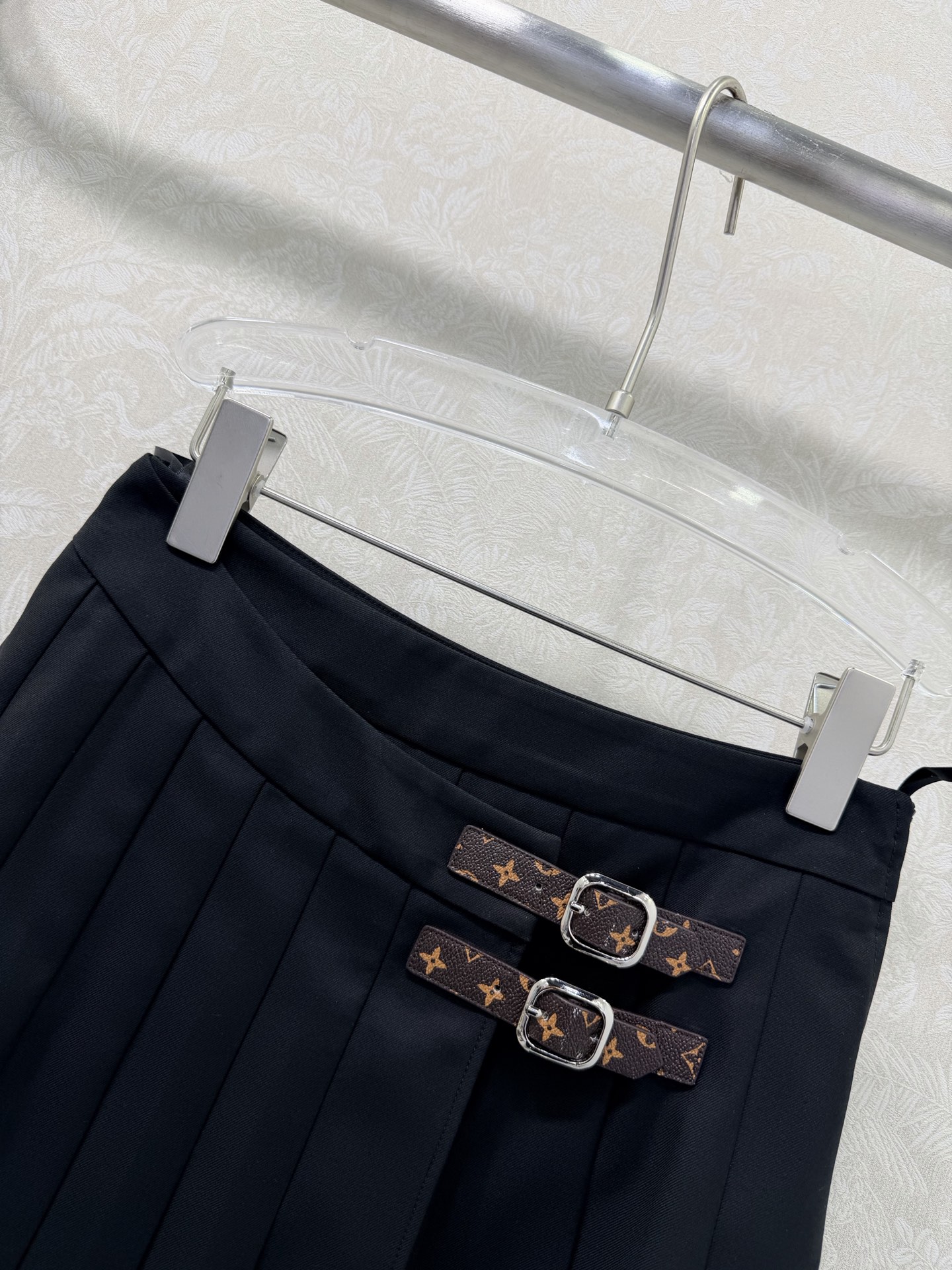 🔥🔥Louis vuitto*26新款半裙 气质赫本风复古塔片半身裙 前片压褶设计 腰头老家老花皮革扣装