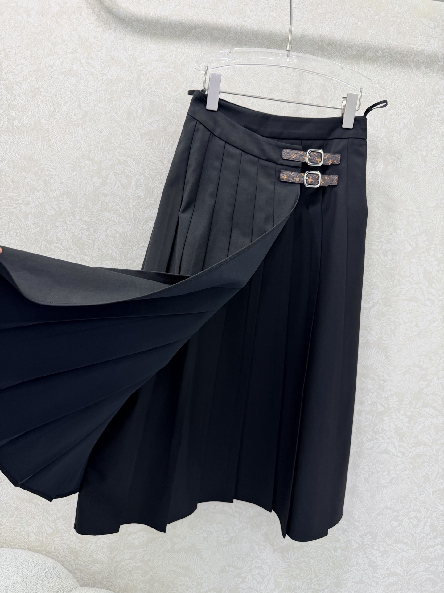 🔥🔥Louis vuitto*26新款半裙 气质赫本风复古塔片半身裙 前片压褶设计 腰头老家老花皮革扣装