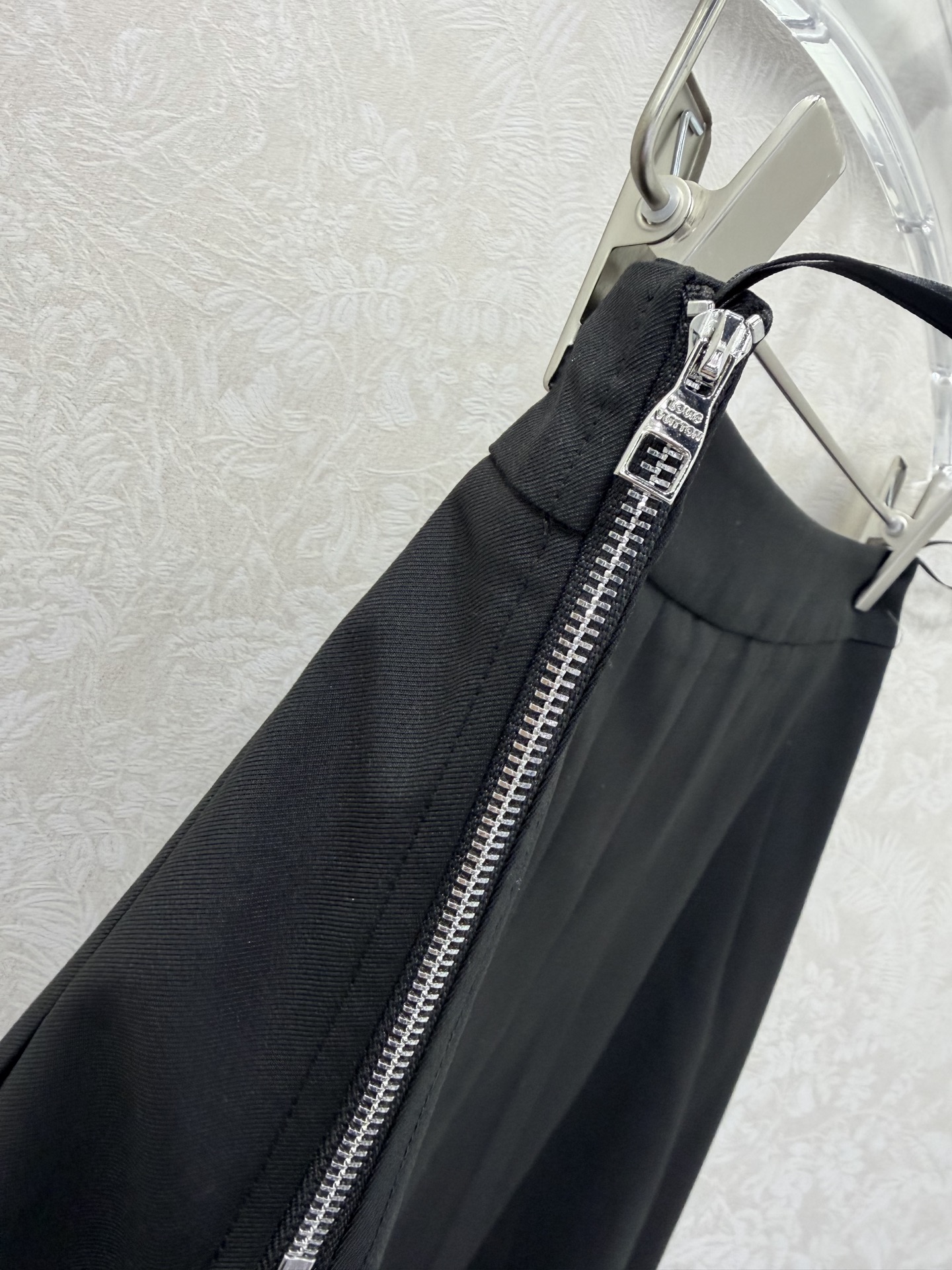 🔥🔥Louis vuitto*26新款半裙 气质赫本风复古塔片半身裙 前片压褶设计 腰头老家老花皮革扣装