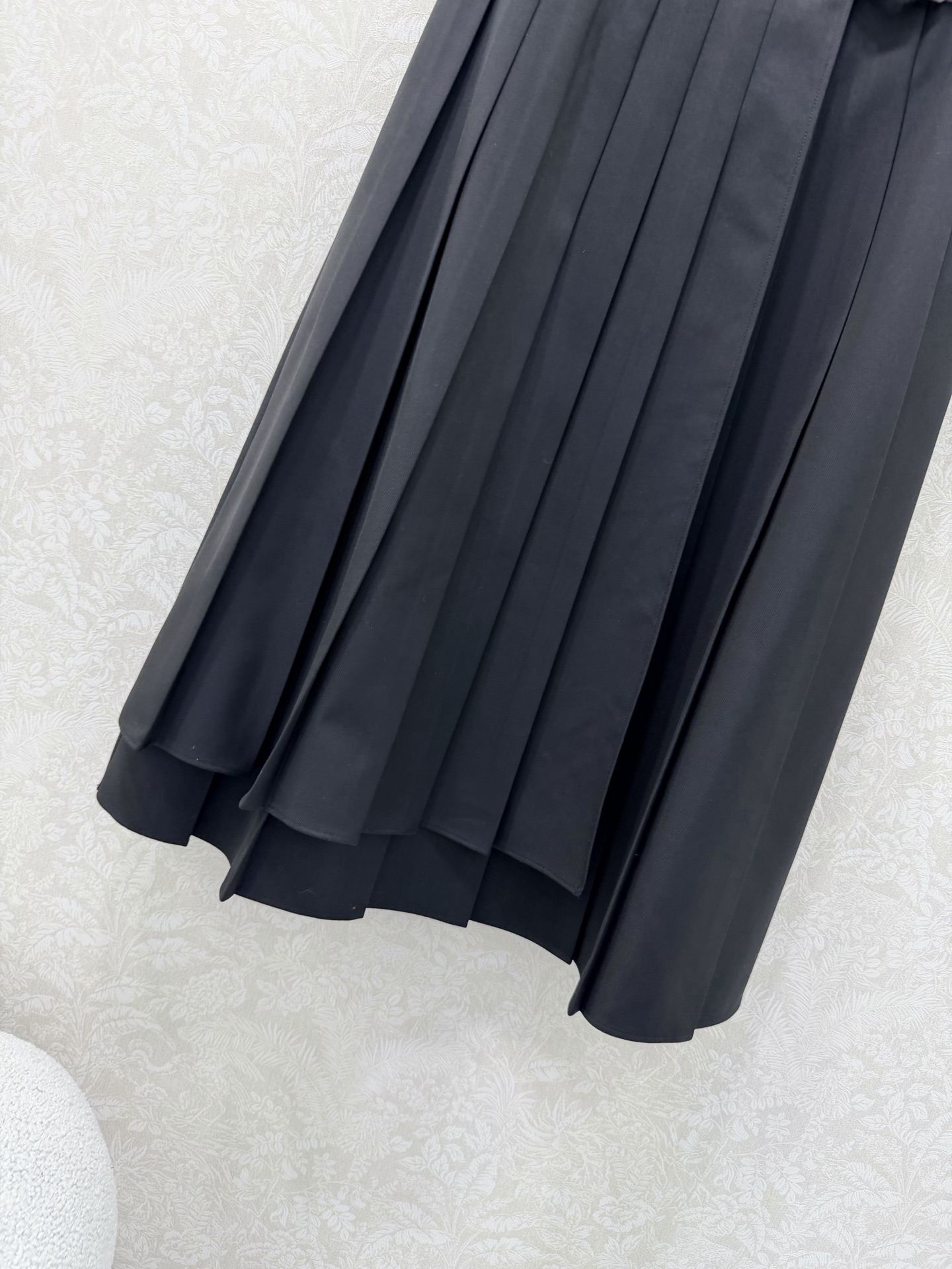 🔥🔥Louis vuitto*26新款半裙 气质赫本风复古塔片半身裙 前片压褶设计 腰头老家老花皮革扣装