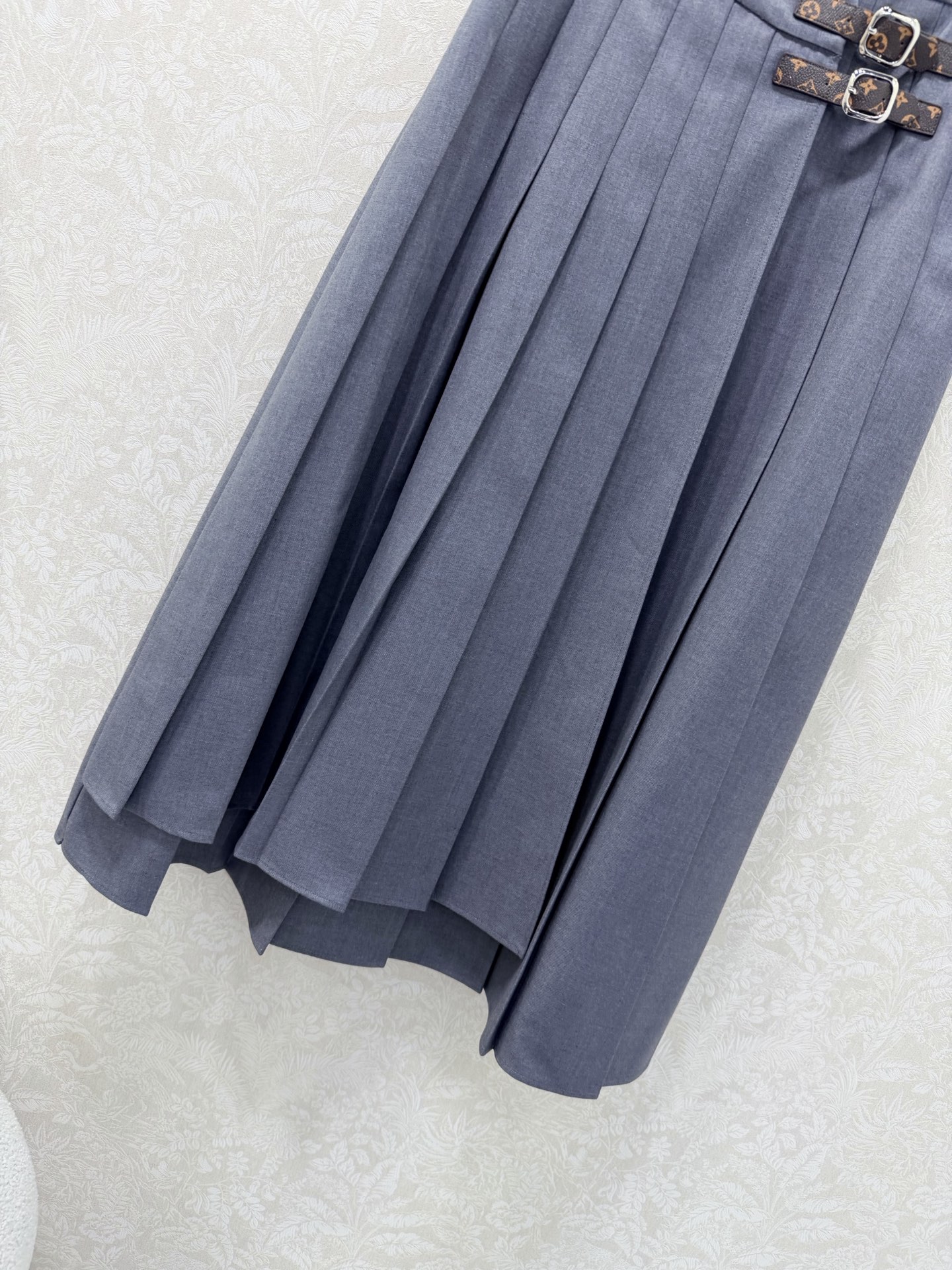 🔥🔥Louis vuitto*26新款半裙 气质赫本风复古塔片半身裙 前片压褶设计 腰头老家老花皮革扣装