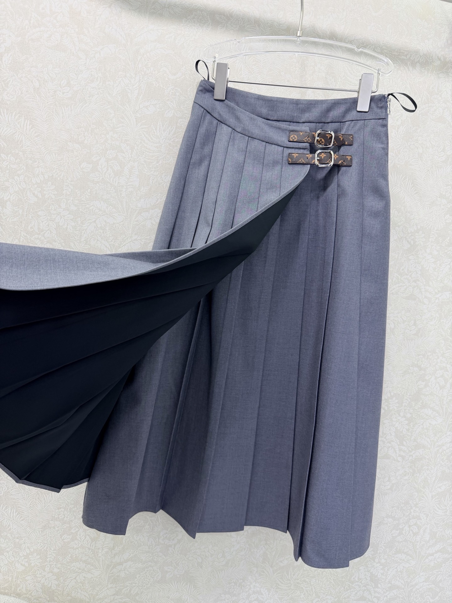 🔥🔥Louis vuitto*26新款半裙 气质赫本风复古塔片半身裙 前片压褶设计 腰头老家老花皮革扣装
