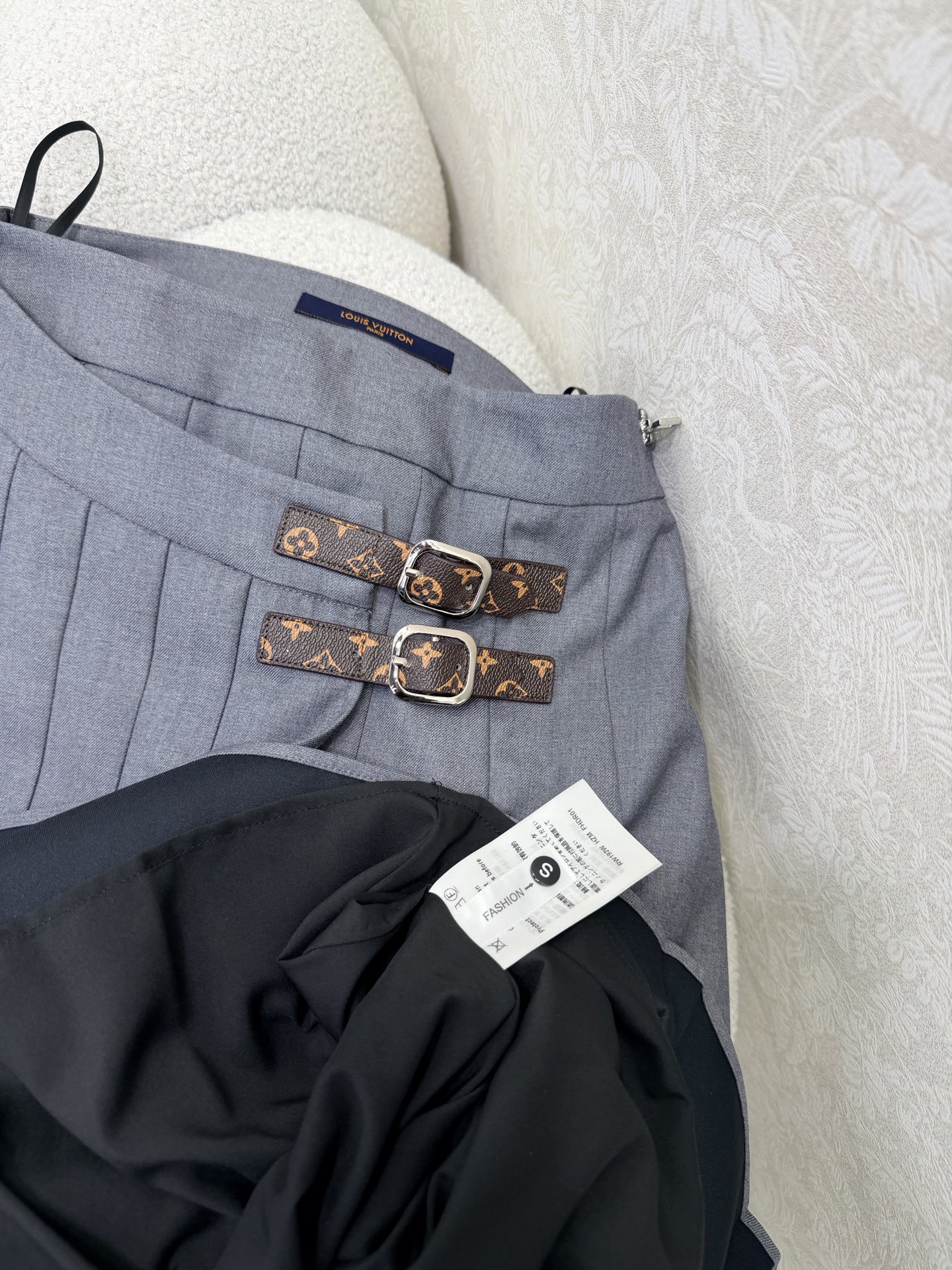 🔥🔥Louis vuitto*26新款半裙 气质赫本风复古塔片半身裙 前片压褶设计 腰头老家老花皮革扣装