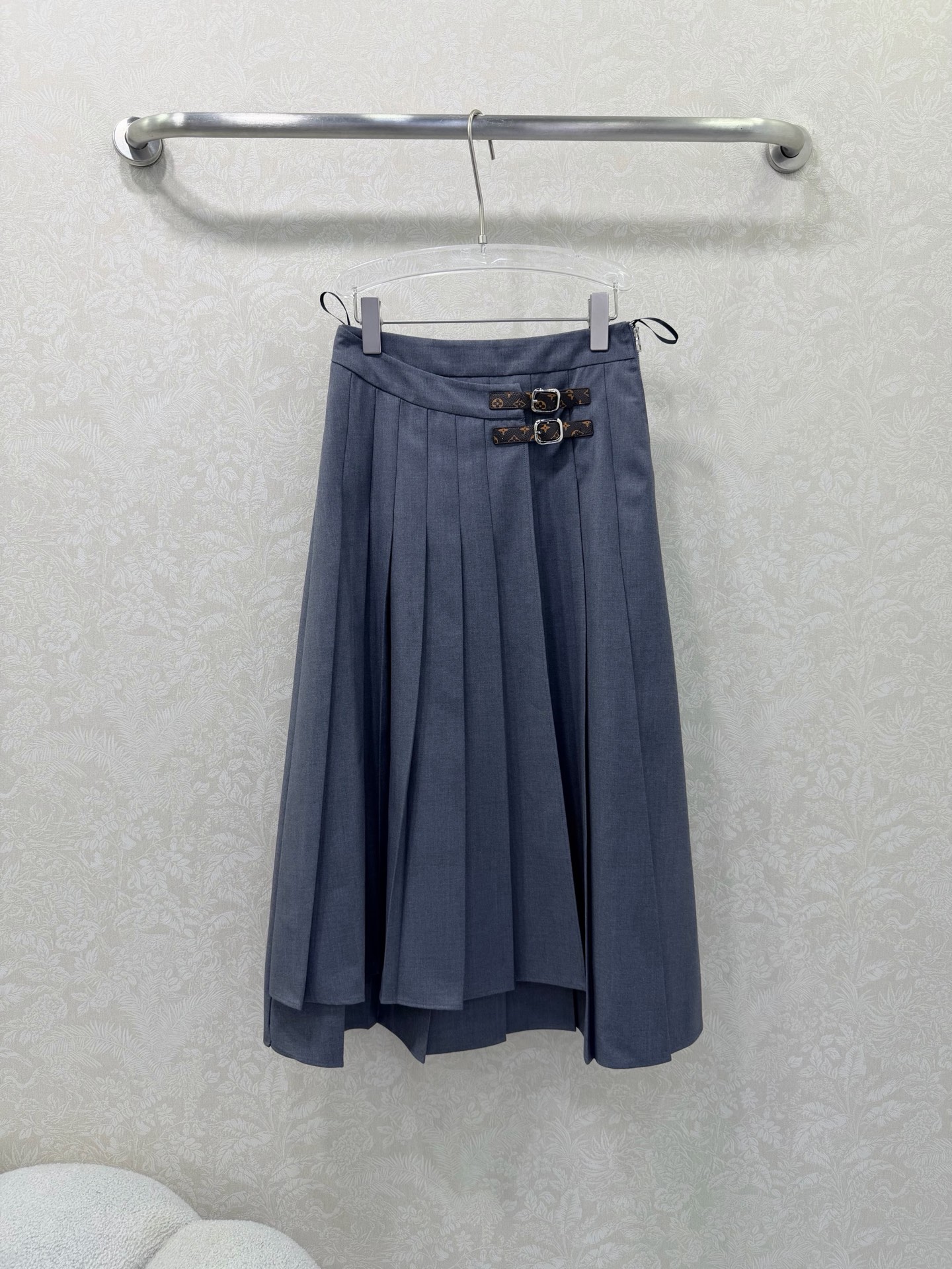 NO:720330,The highest version on the market, the girl inspects the goods, trims the three marks on the threads, and delivers the goods. You can send pictures and videos. If you want quality and service, please add me on WeChat. We will not accept urgent orders. Louis vuitto*26 new skirt. Temperament Hepburn style retro tower skirt. Front panel pleat design. Waistband old-fashioned leather buckle decoration. Low-key luxury three-dimensional tailoring. Matched with customized hardware buckles. Streamlined line design highlights the small waist. Noble, elegant and gentle and intellectual temperament.  It will be amazing when you receive it. The texture of the custom fabric is amazing!  2 colors 3 sizes SML,Louis Vuitton-clothing,louis vuitton,louis vuitton,skirts,19860909市面最高版本小妹验货、修剪线头上三标、发货可发图及拍视频,要品质要服务的加我微信,不接急单. Louis vuitto*26新款半裙 气质赫本风复古塔片半身裙 前片压褶设计 腰头老家老花皮革扣装饰 低调奢华立体剪裁 搭配定制五金扣头 精简线条感设计凸显小蛮腰 高贵典雅又尽显温柔知性的气质 收到手会很惊艳 定制面料质感超赞！2色 3码SML,路易威登-服装,louis vuitton,louis vuitton,skirts,,Women's clothing
