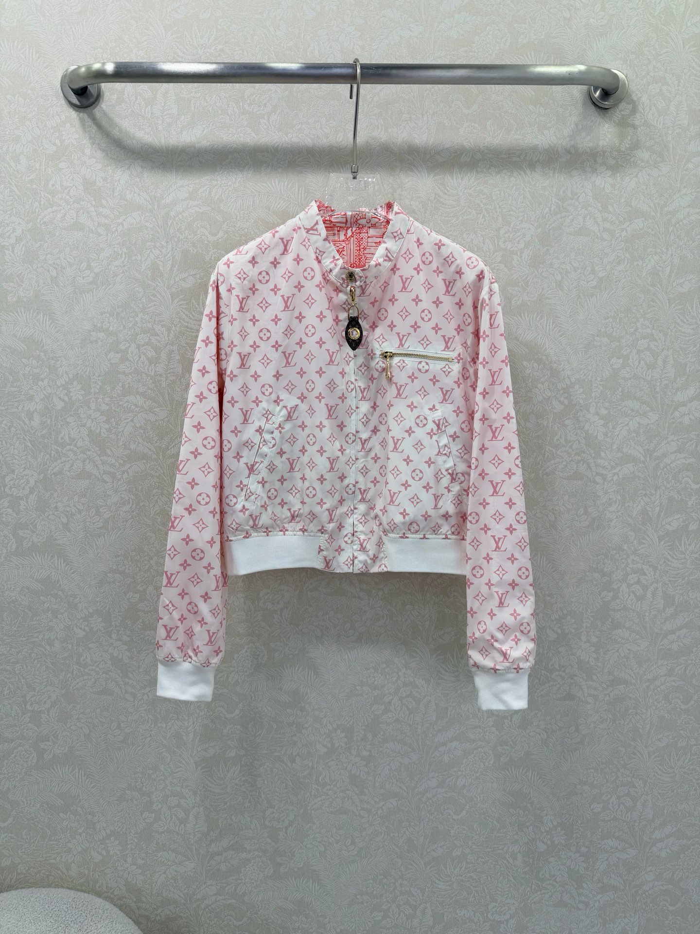 NO:720354,The highest version on the market. The girl inspects the goods, trims the three marks on the threads, and delivers the goods. You can send pictures and videos. If you want quality and service, add me on WeChat. We will not accept urgent orders. LOUIS VUITT*N Louis/Vuitton 26 early spring new style double-sided wearable jacket. Red graffiti pink macaron color classic presbyopic style with baseball uniform jacket style. The upper body is handsome and fashionable. Customized hardware accessories from the mold. High-end series. Very high-end imported high-density texture. Pay close attention to the details.  The most distinctive 1:1 high-end material. The upper body is very sassy, clean and classy, and enhances the temperament~~ It is completely in accordance with the level of high-end ready-to-wear. I fell in love with it at first sight. 2 colors and 3 codes SML, Louis Vuitton-clothing, louis vuitton, louis vuitton, jackets & coats, jackets & coats,19860909市面最高版本小妹验货、修剪线头上三标、发货可发图及拍视频,要品质要服务的加我微信,不接急单. LOUIS VUITT*N路易/威登26早春新款双面可穿夹克外套 红色涂鸦粉色马卡龙色系经典老花的搭配棒球服夹克版型 上身帅气又时髦有型 开模定制的五金配件 高级系列款 非常高级的进口高密度质地 仔细看细节 最具特色的1:1高级材质 上身非常飒 干净有品 提气质~~完全按照高定成衣水准 一眼爱上 2色3码SML,路易威登-服装,louis vuitton,louis vuitton,jackets & coats,jackets & coats,,Women's clothing