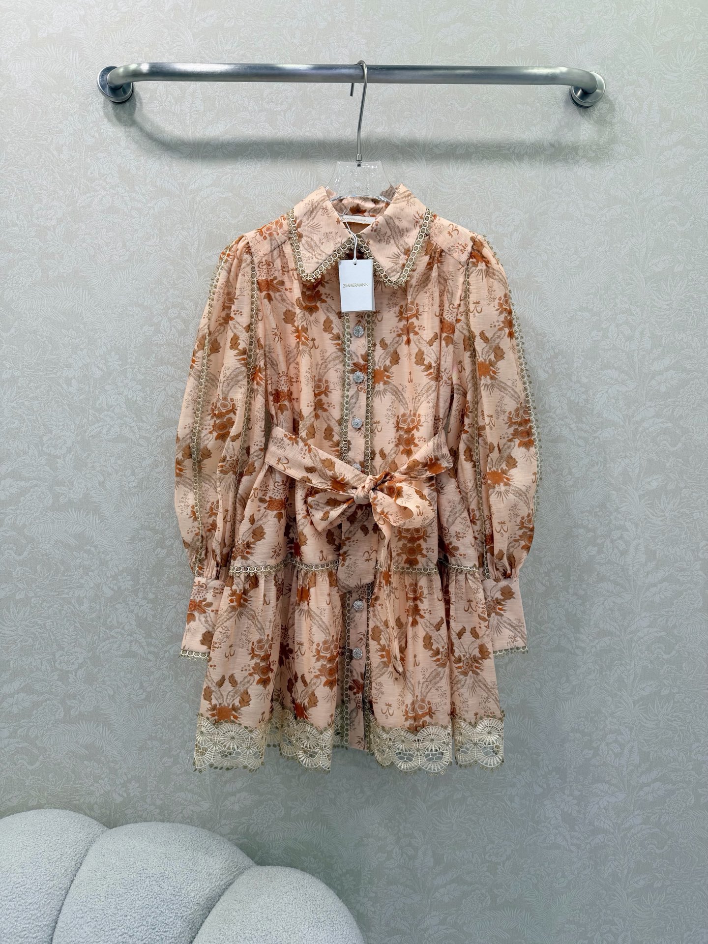 NO:702407,Zimmerman*/Merman 26 new early spring heavy-duty splicing gold lace lapel lantern sleeve dress (short style) small lapel and lantern sleeve design single-breasted custom diamond hardware on the front. Super eye-catching. Puff sleeves on the cuffs. Comes with a belt in original color. The skirt is oversized and full of sincerity. Super invincible fairy style. Heavy work details, perfect replica of the counter style. Full of high-end, super correct version.  Show off your temperament with any combination. 2 colors and 4 sizes SMLXL, Zimmerman-clothing, skirts,19860909Zimmerman*兹/默曼 26早春新款重工拼接金线蕾丝花边翻领灯笼袖连衣裙（短款） 小翻领和灯笼袖设计 前襟单排扣定制钻饰五金 超吸睛让人眼前一亮 袖口泡泡袖 配送本布色系腰带 裙身超大摆用料诚意满满 超无敌仙女款 重工细节,完美复刻专柜款 高级感满满,版型超正 随意一搭都显气质 2色4码SMLXL,兹默曼-服装,skirts,,Women's clothing