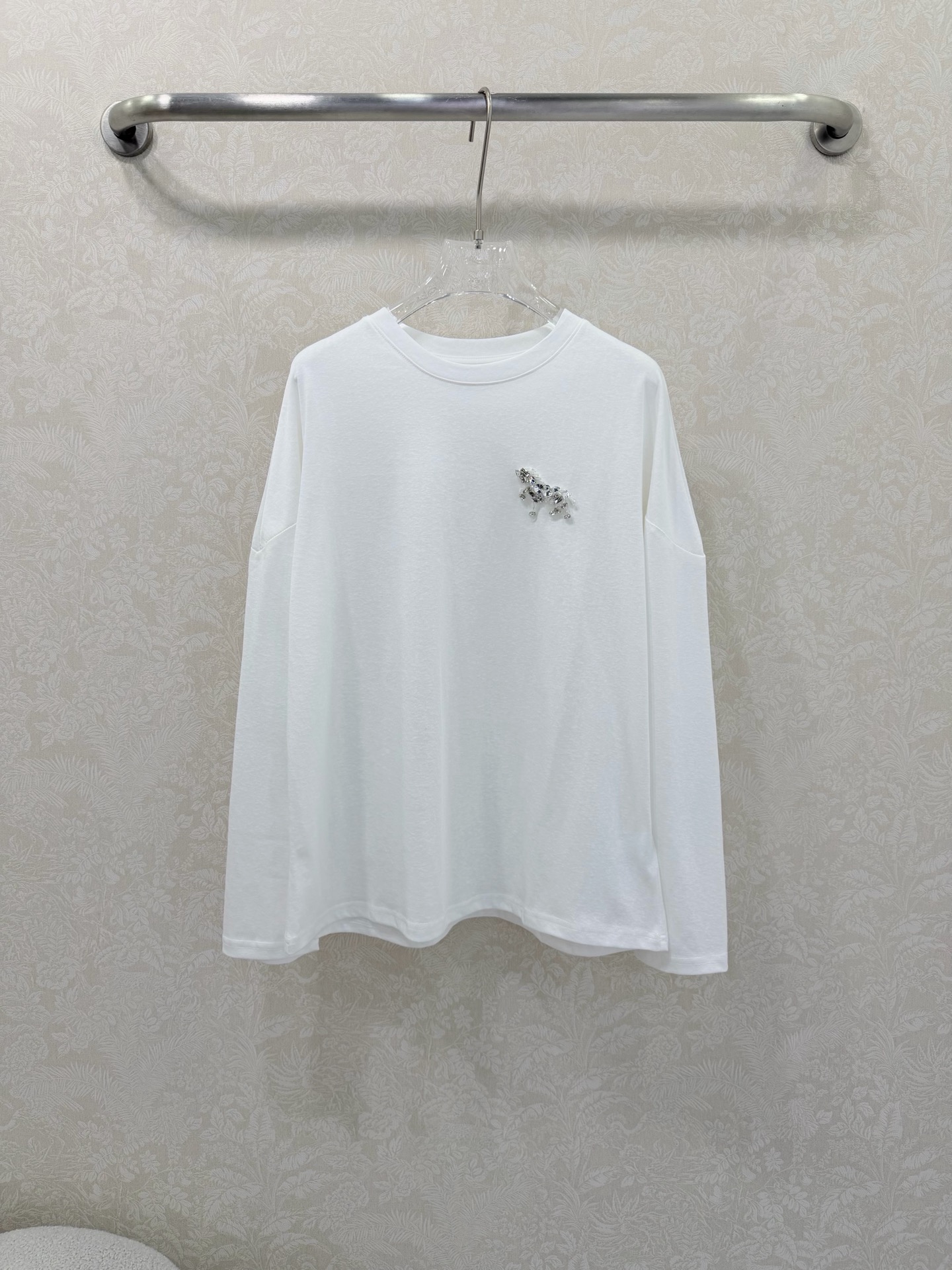 NO:702595,miumi*l26 new round-neck pure cotton long-sleeved T-shirt. Round-neck rhinestone pony decoration on the chest. Limited to the Year of the Horse. Casual and fashionable basic model can also create a sense of luxury. It is a must-have item in the wardrobe whether worn alone or as an inner layer. The upper body is cool and cool. It is versatile and easy to pick. Available in stock in single color size 3 SML, Miumiu-clothing, miumiu, tees, t-shirt,19860909miumi*l26新款圆领纯棉长袖T恤 圆领胸前水钻小马装饰 马年限定 随性又时髦基础款也能搭出N种高级感,无论单穿还是内搭都是衣柜中的必备单品,上身就是大写的酷飒.百搭不挑人现货发售单色3码SML,缪缪-服装,miumiu,tees，t-shirt,,Women's clothing