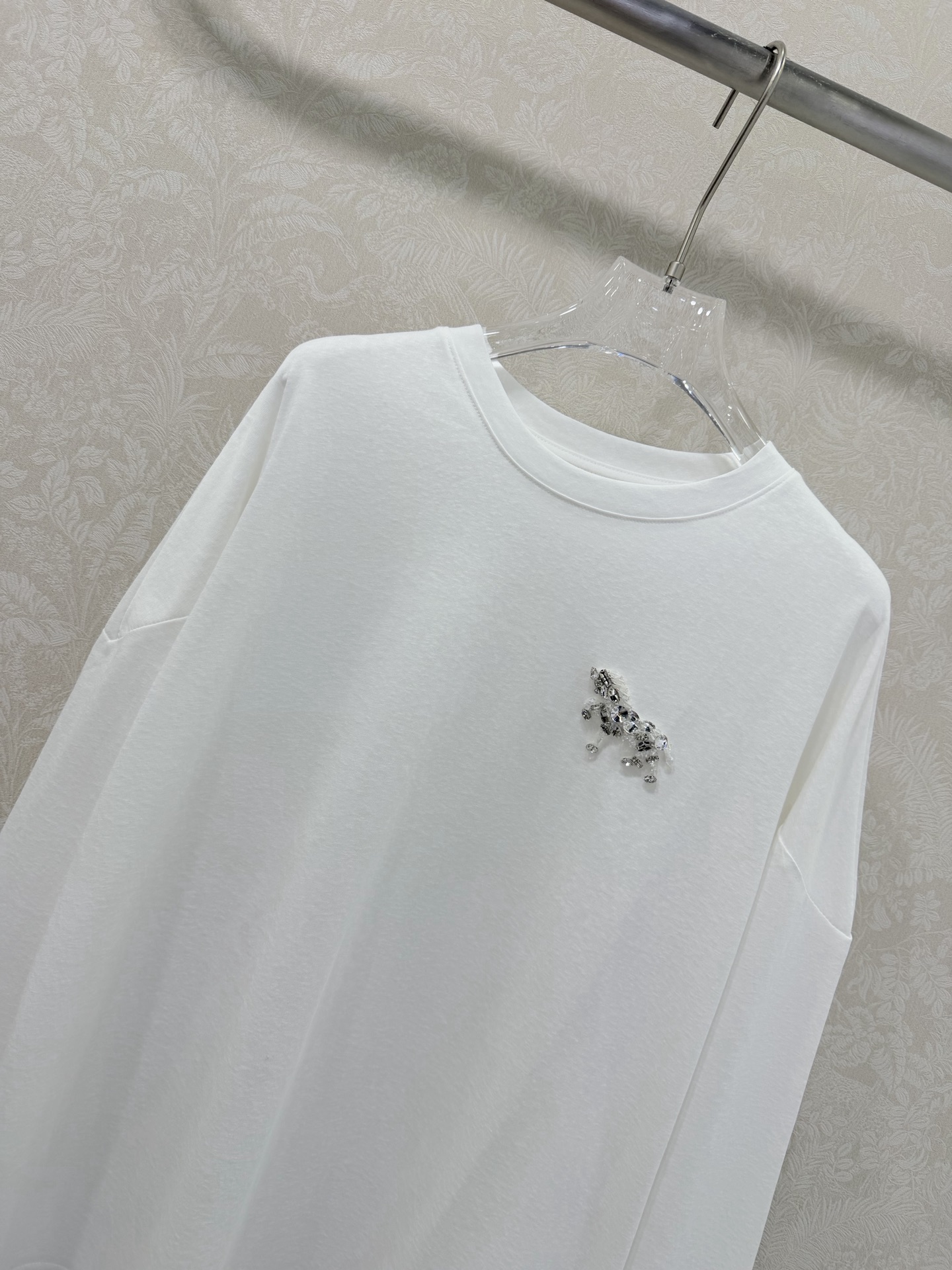 🔥🔥miumi*l26新款圆领纯棉长袖T恤 圆领胸前水钻小马装饰 马年限定 随性又时髦基础款也能搭出N种