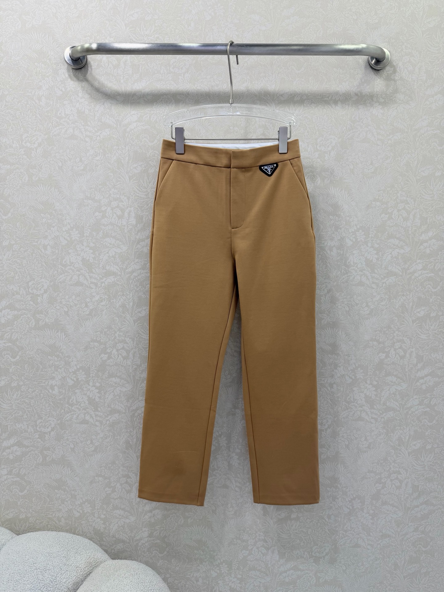 NO:702593,PRAD*26 early spring new style of leggings, classic triangle logo, inner waist letter webbing decoration, high-quality cotton fabrics, cut with high elasticity and tightness, full feel, comfortable high-waisted leggings, lazy and comfortable upper body, classic design and craftsmanship, not only versatile, but also optimize the leg line, easy to wear, magic hip-lifting three-dimensional tailoring, one-second peach buttocks, slim and versatile, long-legged figure showing excellent quality  3 colors 6 codes SMLXLXXLXXXL, Prada-clothing, prada, prada,19860909PRAD*26早春新款小脚裤 经典三角标 内腰字母织带装饰 甄选优质棉质面料 裁就高弹紧致手感丰满 舒适高腰小脚裤 版型上身慵懒自在的舒适 经典设计工艺修饰 不仅百搭还能优化腿部线条 穿搭轻松自如 魔力提臀三维剪裁 一秒蜜桃臀 显瘦百搭 长腿身材尽现品质极佳 3色6码SMLXLXXLXXXL,普拉达-服装,prada,prada,,Women's clothing