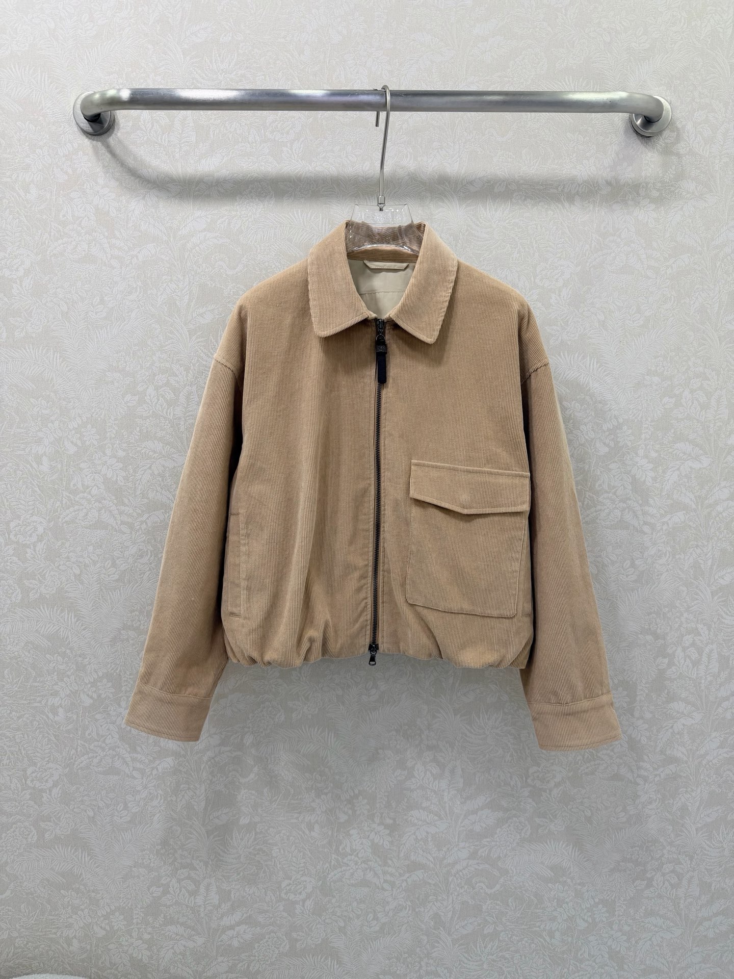 NO:702581,BC 26 new corduroy jacket, Italian luxury minimalism, corduroy casual jacket!  The hem has an elastic drawstring design. The short, loose fit is not flattering, and the neatly cut upper body makes you slim and tall!  Highly recommended classic and versatile item!  The imported corduroy fabric is soft, delicate and has a great texture!  Customized hardware accessories, perfect workmanship quality depends on the details, single color 3-code SML, women's clothing, jackets & coats, jackets & coats,19860909BC 26新款灯芯绒外套 意式高奢极简主义,灯芯绒休闲夹克外套！下摆松紧抽绳设计 短款宽松版型不挑人,利落剪裁上身显瘦又高挑！强烈推荐经典百搭单品！进口灯芯绒面料柔软细腻质感超赞！定制五金配件完美做工品质看细节,单色3码SML,女装,jackets & coats,jackets & coats,,Women's clothing