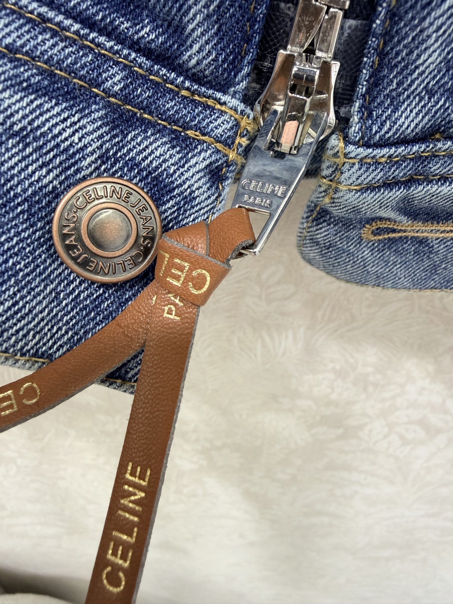 🔥🔥CELIN*26早春新款牛仔外套 ce家的牛仔从不让人失望 翻领拉链设计辅以纽扣装饰 定制拉链五金 