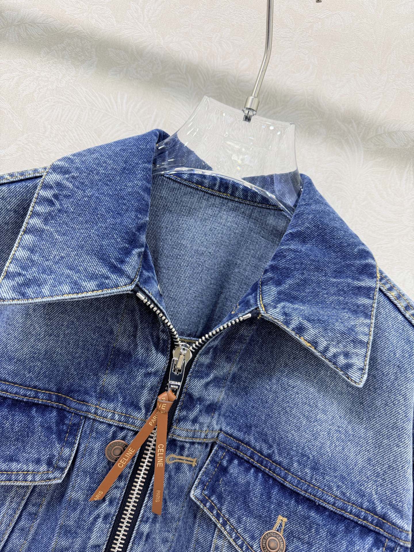 🔥🔥CELIN*26早春新款牛仔外套 ce家的牛仔从不让人失望 翻领拉链设计辅以纽扣装饰 定制拉链五金 