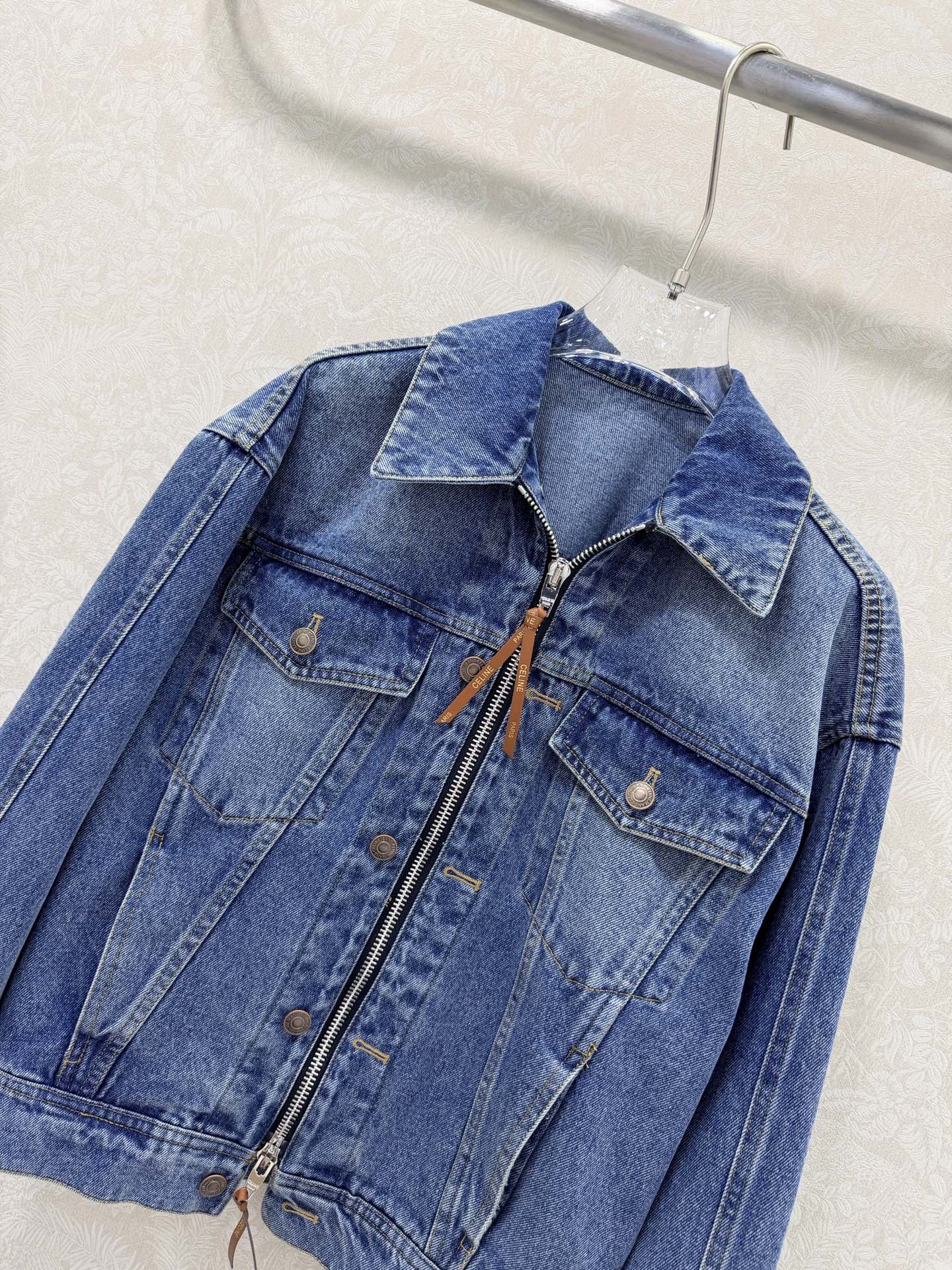 🔥🔥CELIN*26早春新款牛仔外套 ce家的牛仔从不让人失望 翻领拉链设计辅以纽扣装饰 定制拉链五金 