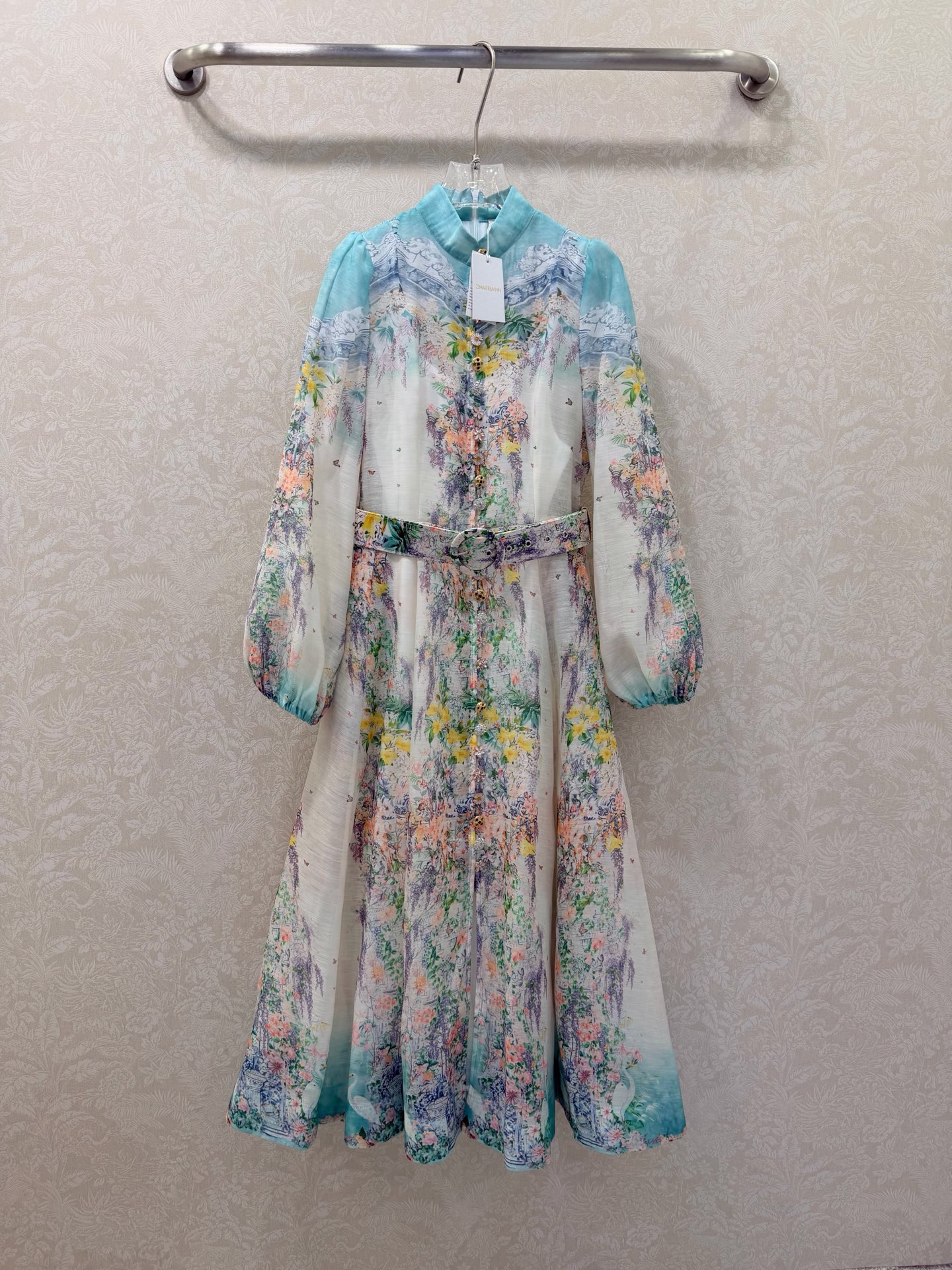 NO:710819,Zimmerman* 26 new color long dress with stand-up collar. Small stand-up collar and lantern sleeve design. Customized multi-treasure pattern hardware on the front. Super eye-catching. The cuffs are tightened to become puff sleeves. Comes with original fabric color belt. The skirt is oversized and the materials are full of sincerity. Super invincible fairy style. Heavy workmanship details, perfect replica of the counter style. Full of high-end feeling, super correct fit. It shows your temperament in any casual wear.  7 colors and 4 codes SMLXL, Zimmerman-clothing, loro piana, skirts,19860909Zimmerman*兹/默曼 26新出花色立领长款连衣裙 小立领和灯笼袖设计 前襟定制多宝花样五金 超吸睛让人眼前一亮 袖口收紧变成泡泡袖 配送本布色系腰带 裙身超大摆用料诚意满满 超无敌仙女款 重工细节,完美复刻专柜款 高级感满满,版型超正 随意一搭都显气质 7色4码SMLXL,兹默曼-服装,loro piana,skirts,,Women's clothing