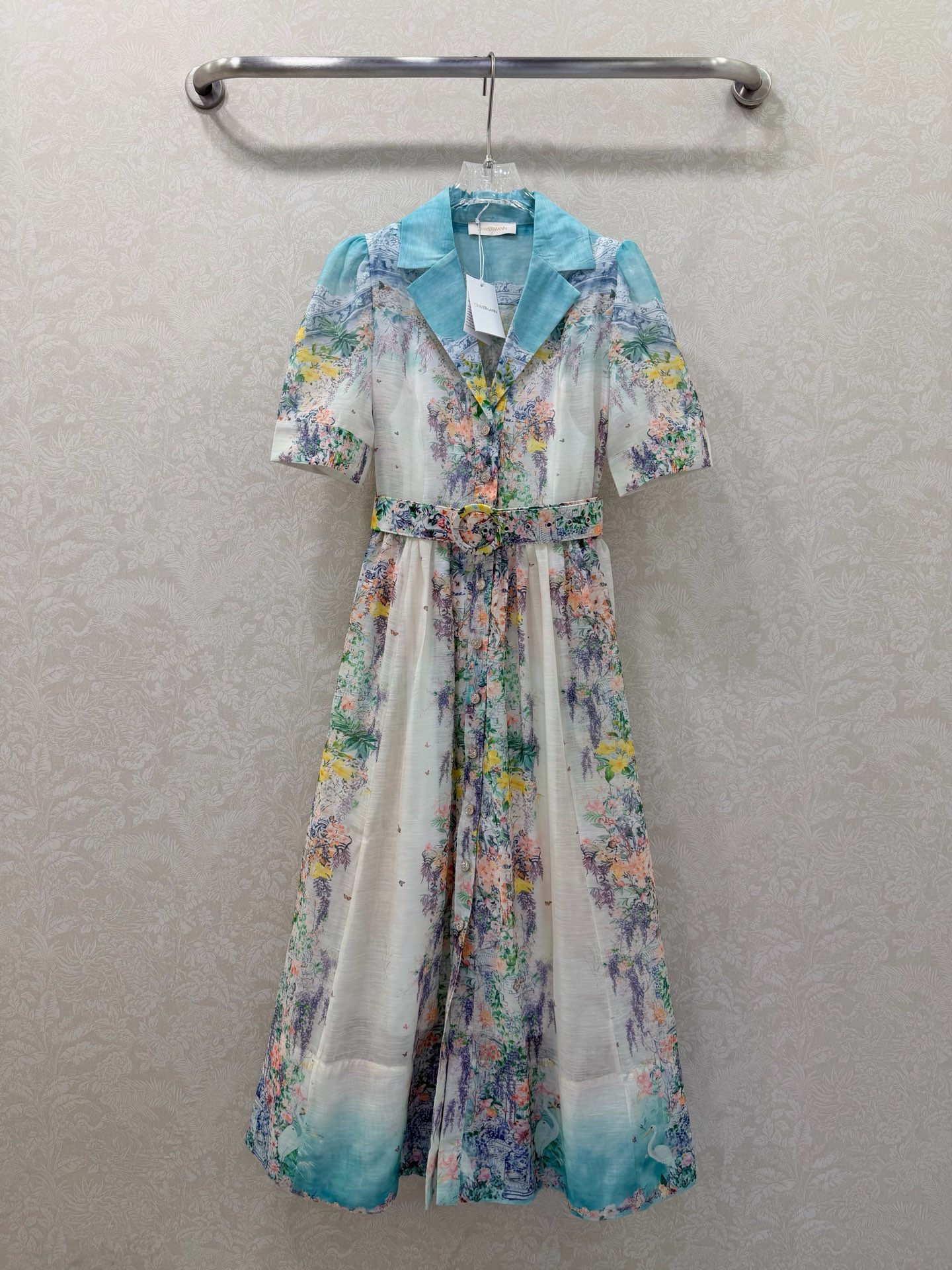 NO:710823,Zimmerman*/Merman 26 new early spring two-piece new dress, lapel puff short sleeves, buttoned front lantern short dress with customized belt. The upper body adopts button fly design and lantern sleeve design, with elastic cuff details, decorated with blue floral print. It is paired with a loose wide skirt cut to show a dynamic and fashionable sense. Long style 1 color code 4 SMLXL, Zimmerman-clothing, loro piana, skirts, T-shirt,19860909Zimmerman*兹/默曼26早春新款两件套新款连衣裙 翻领泡泡短袖 系扣前襟灯笼短款连衣裙搭配定制腰带 上身采用纽扣门襟设计和灯笼袖设计,配以松紧袖口细节,饰有蓝调繁花印花 搭配宽松的阔裙摆剪裁,展现活力时尚感.长款 1色4码SMLXL,兹默曼-服装,loro piana,skirts,T-shirt,,Women's clothing