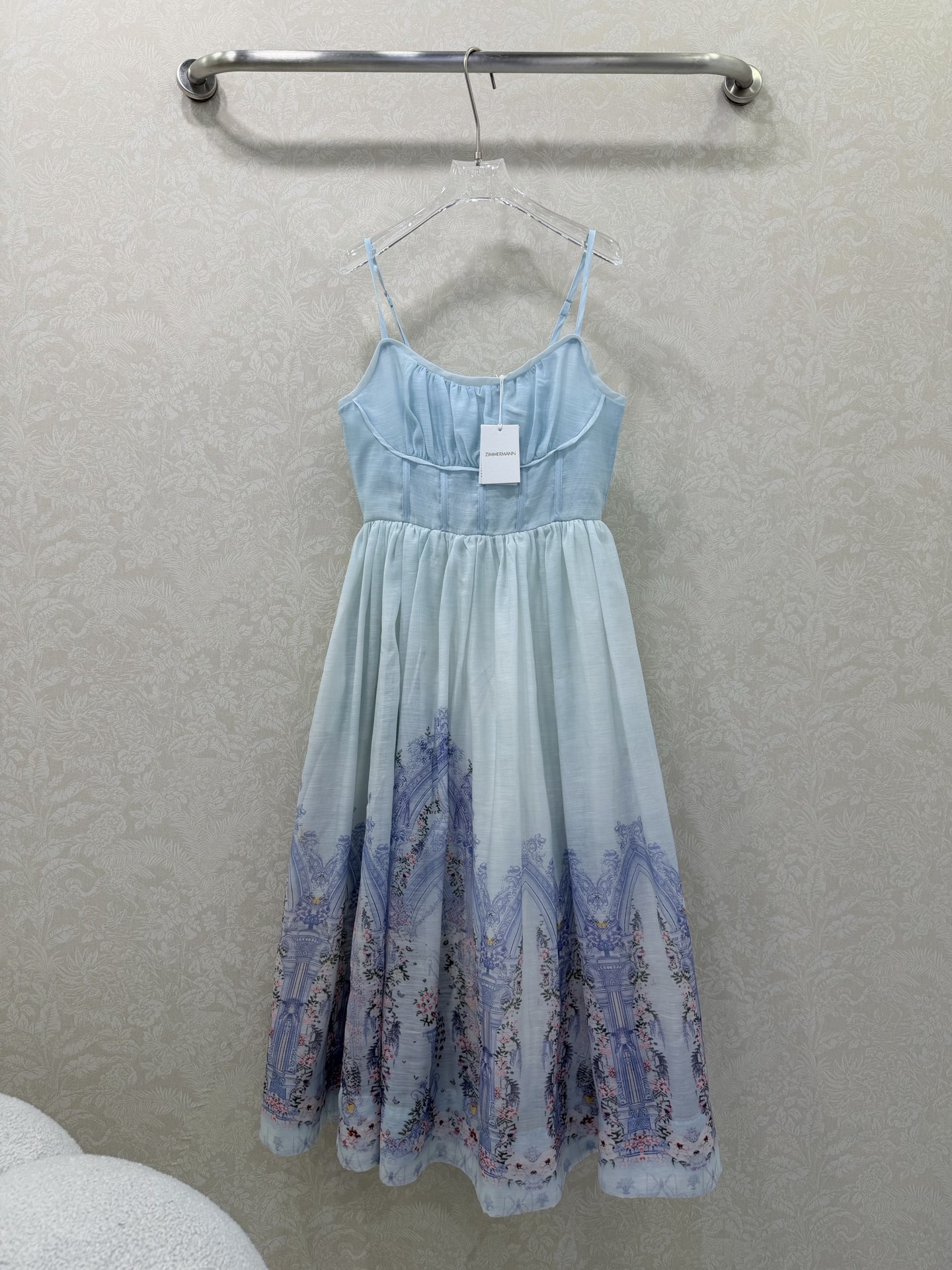 NO:710825,ZIMMERM*25 new sling floral tight cluster print dress. The pleated waist on the chest and the overall painted print on the hem. The pleats on the waist outline the waistline, which is eye-catching. Invisible zipper opening and closing, the waist is waisted and the oversized hem. The fairy is overall high-class and shows retro charm. 2 colors and 4 sizes SMLXL, Zimmerman-clothing, skirts,19860909ZIMMERM*25新款吊带繁花紧簇印花连衣裙 胸前褶皱收腰下摆整体彩绘印花 腰身褶皱勾勒腰线让人眼前一亮,隐形拉链开合,腰部收腰超大摆裙摆仙女本仙整体高级又展现复古魅力气质.2色4码SMLXL,兹默曼-服装,skirts,,Women's clothing