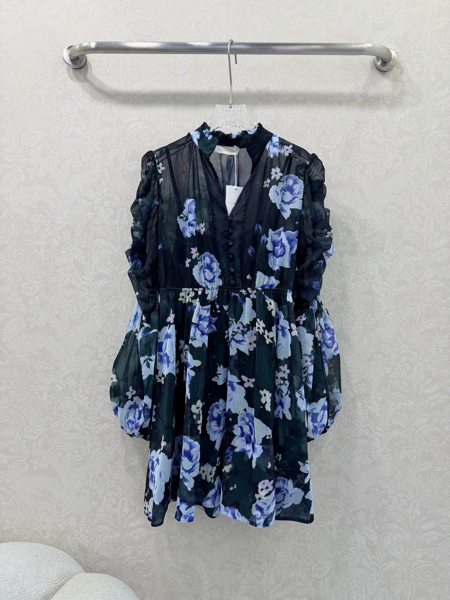 NO:710831,Zimmerman*/Zimmerman 25 new violet series is launched at the same time~ Short dress, stand-up collar and pleated lantern sleeve design, single row of original cloth button design on the front, cuffs tightened into puff sleeves, elasticated and elastic waist, oversized skirt, full of sincerity, super invincible fairy style, heavy work details, perfect replica of the counter style, full of high-end feeling, super correct fit, showing temperament in any casual match  1 color 4 codes SMLXL, Zimmerman-clothing, loro piana, skirts,19860909Zimmerman*兹/默曼 25新款紫罗兰系列同步上新~ 短款连衣裙 立领和褶皱灯笼袖设计 前襟单排本布包扣设计 袖口收紧变成泡泡袖 配腰围松紧有弹力 裙身超大摆用料诚意满满 超无敌仙女款 重工细节,完美复刻专柜款 高级感满满,版型超正 随意一搭都显气质 1色4码SMLXL,兹默曼-服装,loro piana,skirts,,Women's clothing