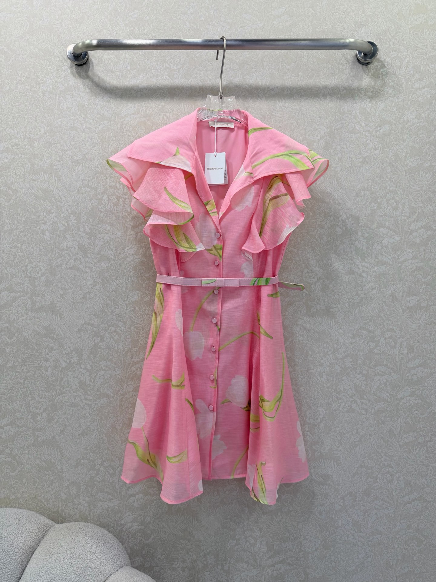 NO:714188,Zimmerman*/Zimmerman 26 early spring new style v-neck palace lace ruffle short tank top dress. Small fresh tulip print pattern shows the quality. Waist design with belt. The skirt is super invincible and noble color. Super invincible fairy style. Full of high-end feeling, super correct version. It shows temperament in any casual wear. 2 colors and 4 codes SMLXL, Zimmerman-clothing, skirts,19860909Zimmerman*兹/默曼 26早春新款v领宫廷花边荷叶边短款背心连衣裙 小清新郁金香印花图案品质尽显 腰间收腰设计配腰带 裙身超级无敌贵气的颜色 超无敌仙女款 高级感满满,版型超正 随意一搭都显气质 2色4码SMLXL,兹默曼-服装,skirts,,Women's clothing