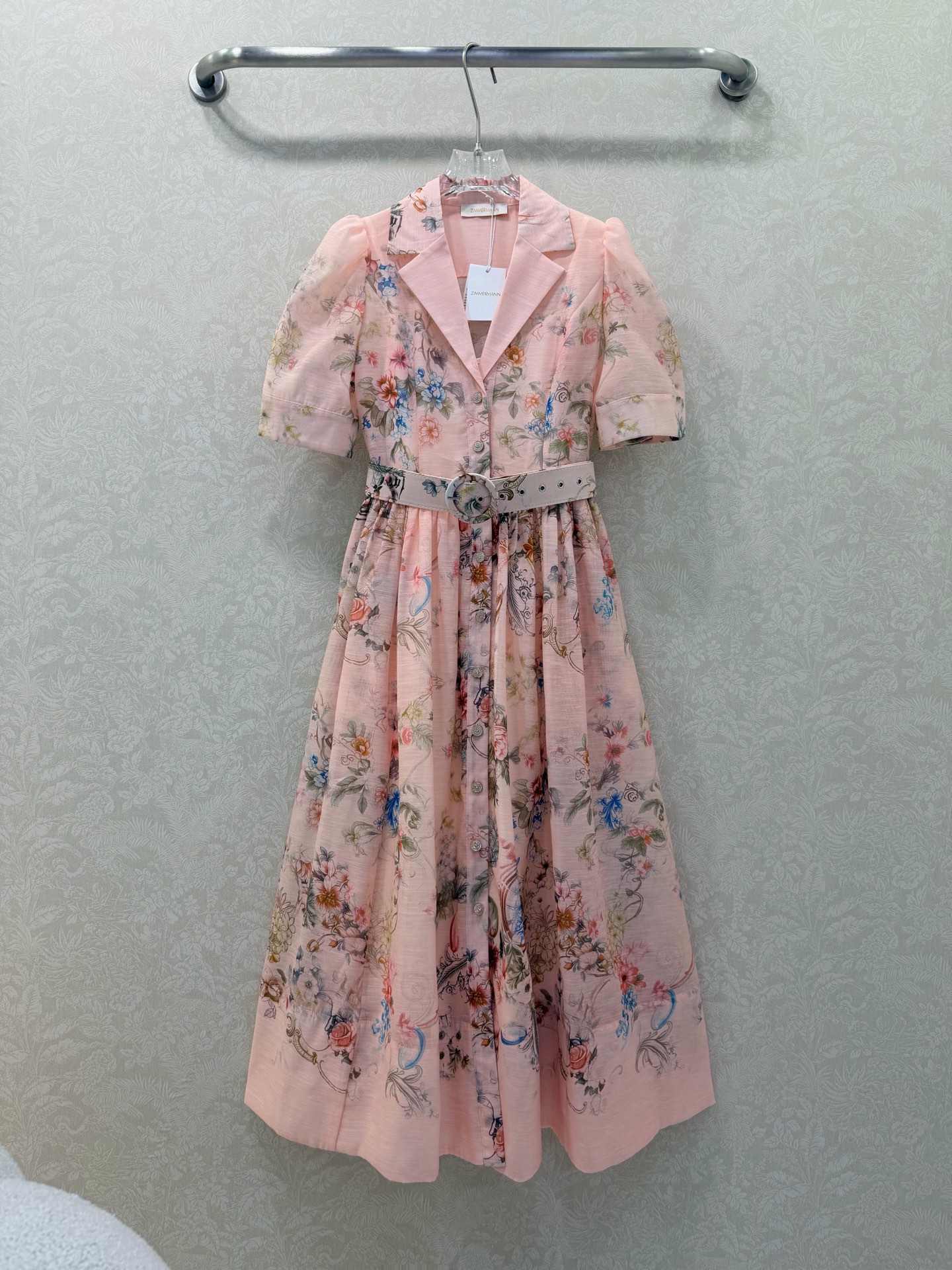 NO:714193,Zimmerman*/Zimmerman 26 new early spring two-piece set new dress (long) lapel short sleeve buttoned front lantern long dress with customized belt. The upper body adopts button placket design and lantern sleeve design, with elastic cuff details, decorated with floral patterns, and loose wide skirt cut, showing a dynamic and fashionable sense. 3 colors and 4 sizes SMLXL, Zimmerman-clothing, skirts, T-shirt,19860909Zimmerman*兹/默曼26早春新款两件套新款连衣裙（长款）翻领短袖 系扣前襟灯笼长款连衣裙搭配定制腰带 上身采用纽扣门襟设计和灯笼袖设计,配以松紧袖口细节,饰有花卉图案,搭配宽松的阔裙摆剪裁,展现活力时尚感.3色4码SMLXL,兹默曼-服装,skirts,T-shirt,,Women's clothing