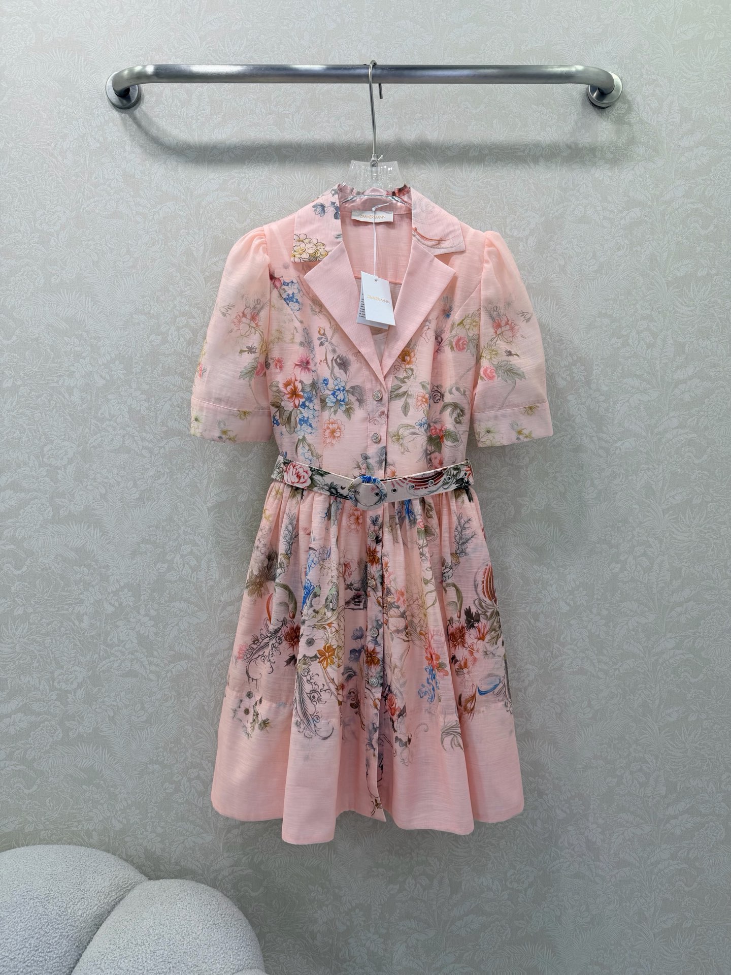 NO:714192,Zimmerman*Z/Merman 26 new early spring two-piece set new dress (short style) lapel short sleeve buttoned front lantern short dress with custom belt. The upper body adopts button placket design and lantern sleeve design, with elastic cuff details, decorated with floral patterns, and loose wide skirt cut, showing a dynamic and fashionable sense. 3 colors and 4 sizes SMLXL, Zimmerman-clothing, skirts, T-shirt,19860909Zimmerman*兹/默曼26早春新款两件套新款连衣裙（短款）翻领短袖 系扣前襟灯笼短款连衣裙搭配定制腰带 上身采用纽扣门襟设计和灯笼袖设计,配以松紧袖口细节,饰有花卉图案,搭配宽松的阔裙摆剪裁,展现活力时尚感.3色4码SMLXL,兹默曼-服装,skirts,T-shirt,,Women's clothing