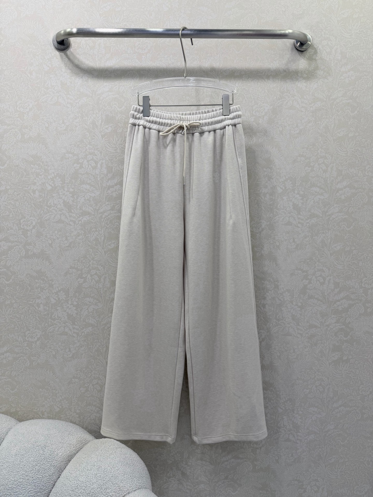 NO:714247,CELIN* 26 new solid-color wide-leg trousers with drawstring waist. The trouser body is decorated with Arc de Triomphe embroidery. It visually perfectly closes the hips and elongates the body proportions overall. Casual straight trousers, silky and comfortable, versatile item!  The high-waisted wide-leg pants have a perfect slim fit, fashionable and high-end!  Elegant and elegant upper body, super slim, 2 colors and 3 sizes SML, Celine-clothing, celine, celine,19860909CELIN* 26新款腰头抽绳净色阔腿长裤 裤身凯旋门刺绣装饰 视觉上完美收胯 整体计拉长人体比例 休闲直筒裤 丝滑舒适 百搭单品 ！高腰阔腿裤型完美纤瘦版型时髦又高级！优雅大气上身超显瘦 2色3码SML,赛琳-服装,celine,celine,,Women's clothing