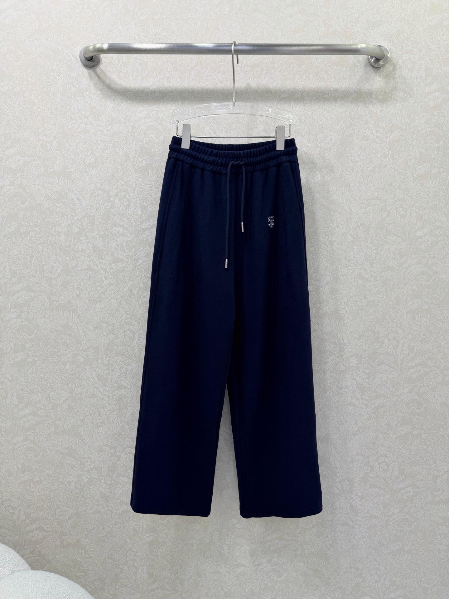 NO:714251,CELIN* 26 new solid-color wide-leg trousers with drawstring waist. The trouser body is decorated with Arc de Triomphe embroidery. It visually perfectly closes the hips and elongates the body proportions overall. Casual straight trousers, silky and comfortable, versatile item!  The high-waisted wide-leg pants have a perfect slim fit, fashionable and high-end!  Elegant and elegant upper body, super slim, 2 colors and 3 sizes SML, Celine-clothing, celine, celine,19860909CELIN* 26新款腰头抽绳净色阔腿长裤 裤身凯旋门刺绣装饰 视觉上完美收胯 整体计拉长人体比例 休闲直筒裤 丝滑舒适 百搭单品 ！高腰阔腿裤型完美纤瘦版型时髦又高级！优雅大气上身超显瘦 2色3码SML,赛琳-服装,celine,celine,,Women's clothing