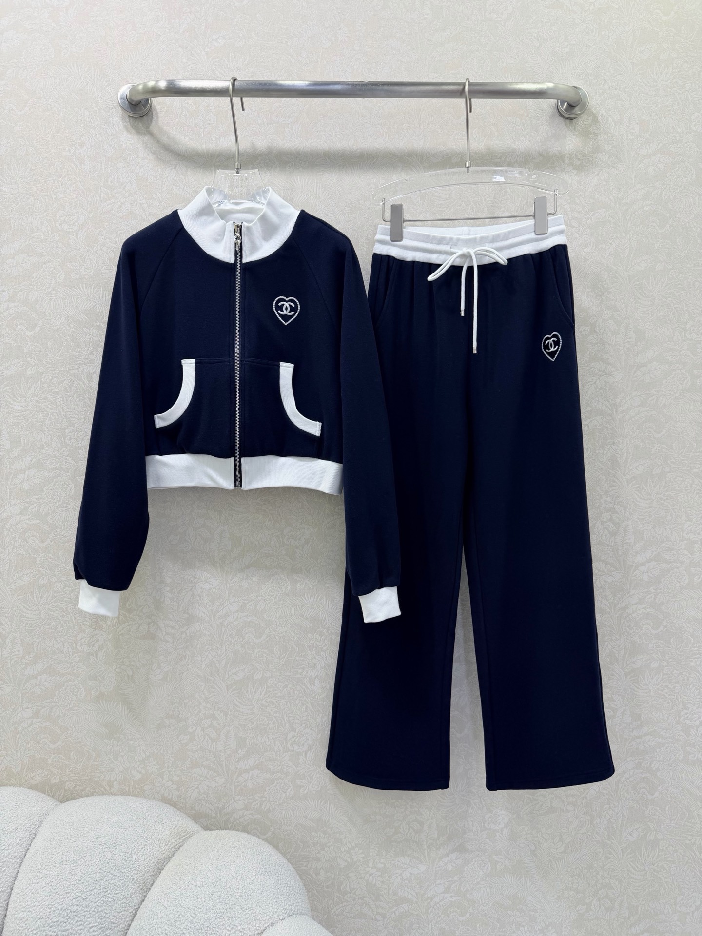 NO:714259,chan*l 26 early spring latest series!  Stand-up collar suit, jacket and trousers, comfortable and easy to wear, slim and stylish, stand-up collar zipper, hot diamonds on the chest outline the love double C letter logo, high-profile luxury, highlighting the brand texture and more advanced. With the same series of wide-leg drawstring straight, the details echo, the waist is spliced ​​with contrasting color webbing, adding a casual and fashionable sense, the visual effect is richer, the upper body of the set is fashionable and western-style, 2 colors and 3 sizes SML, Chanel - Clothing, chanel, chanel, jackets & coats,19860909chan*l 26早春最新系列！立领套装 外套长裤 舒适好穿,垂顺有型,立领拉链休闲,胸前烫钻勾勒爱心双C字母徽标,高调奢华,凸显品牌质感更显高级.配合同系列阔腿抽绳直筒,细节呼应,腰身拼接撞色织带,增添休闲时尚感,视觉效果更显丰富 ,成套上身时髦洋气 2色3码SML,香奈儿-服装,chanel,chanel,jackets & coats,,Women's clothing