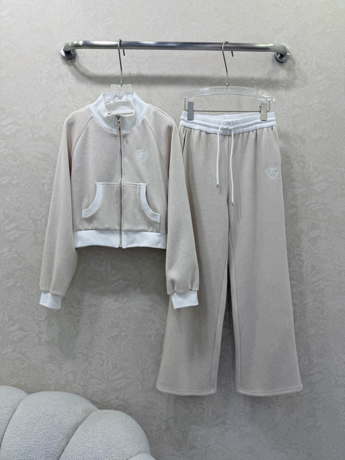 NO:714263,chan*l 26 early spring latest series!  Stand-up collar suit, jacket and trousers, comfortable and easy to wear, slim and stylish, stand-up collar zipper, hot diamonds on the chest outline the love double C letter logo, high-profile luxury, highlighting the brand texture and more advanced. With the same series of wide-leg drawstring straight, the details echo, the waist is spliced ​​with contrasting color webbing, adding a casual and fashionable sense, the visual effect is richer, the upper body of the set is fashionable and western-style, 2 colors and 3 sizes SML, Chanel - Clothing, chanel, chanel, jackets & coats,19860909chan*l 26早春最新系列！立领套装 外套长裤 舒适好穿,垂顺有型,立领拉链休闲,胸前烫钻勾勒爱心双C字母徽标,高调奢华,凸显品牌质感更显高级.配合同系列阔腿抽绳直筒,细节呼应,腰身拼接撞色织带,增添休闲时尚感,视觉效果更显丰富 ,成套上身时髦洋气 2色3码SML,香奈儿-服装,chanel,chanel,jackets & coats,,Women's clothing