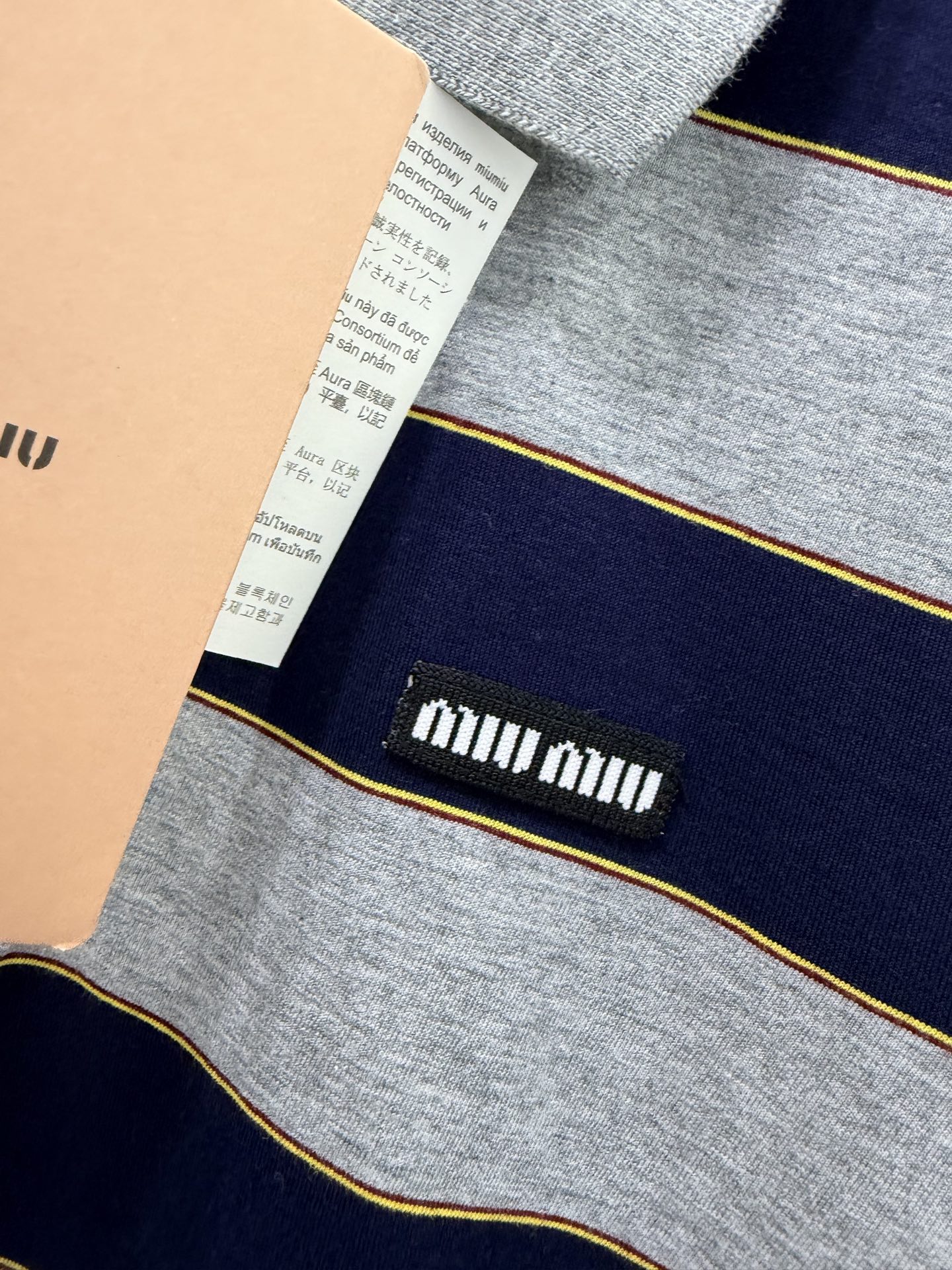 🔥🔥Miumi*26新款条纹翻领短袖polo上衣 成衣面料弹性十足 勾勒曲线 修饰身形 胸前字母标识呼应