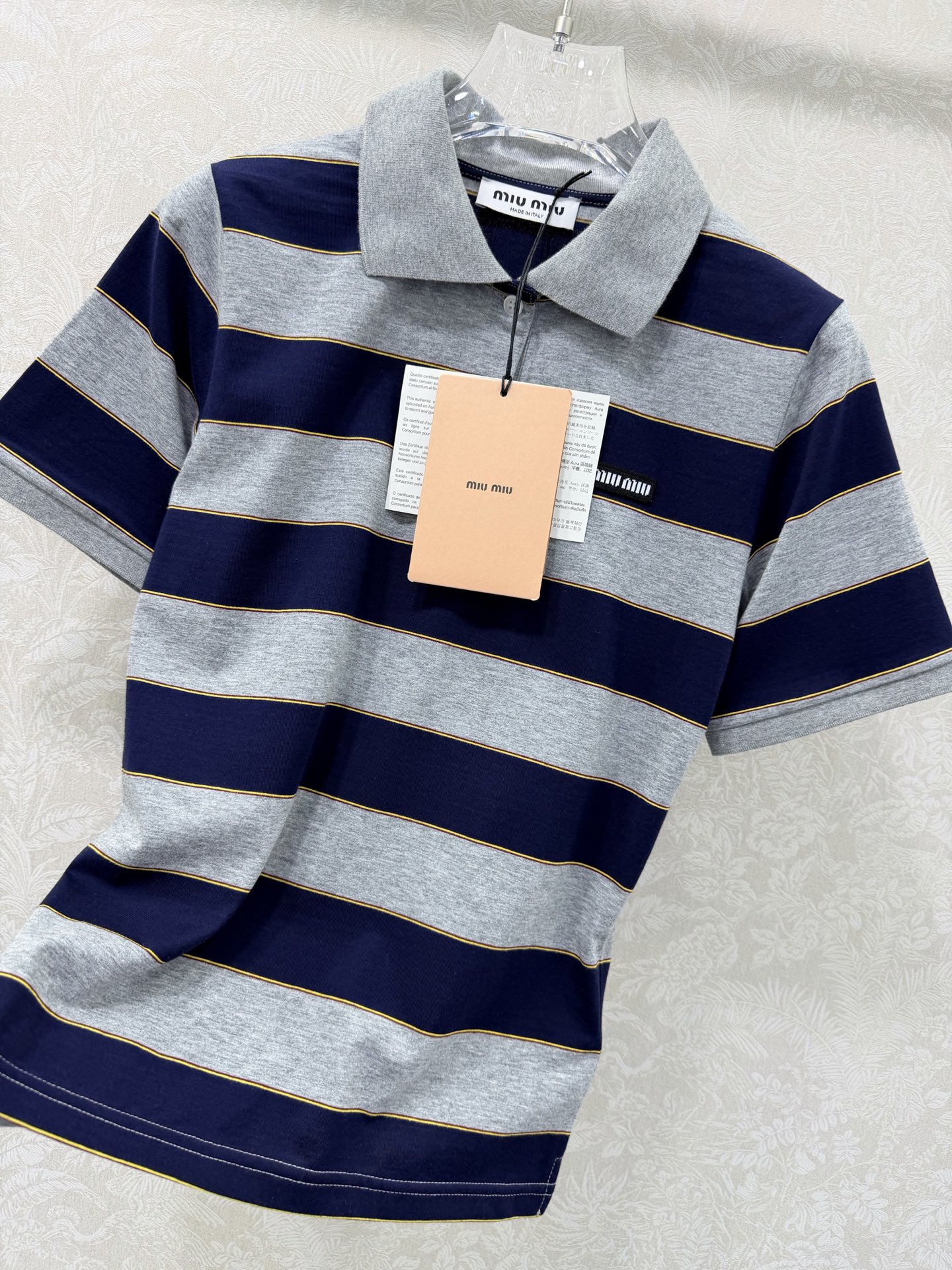 🔥🔥Miumi*26新款条纹翻领短袖polo上衣 成衣面料弹性十足 勾勒曲线 修饰身形 胸前字母标识呼应