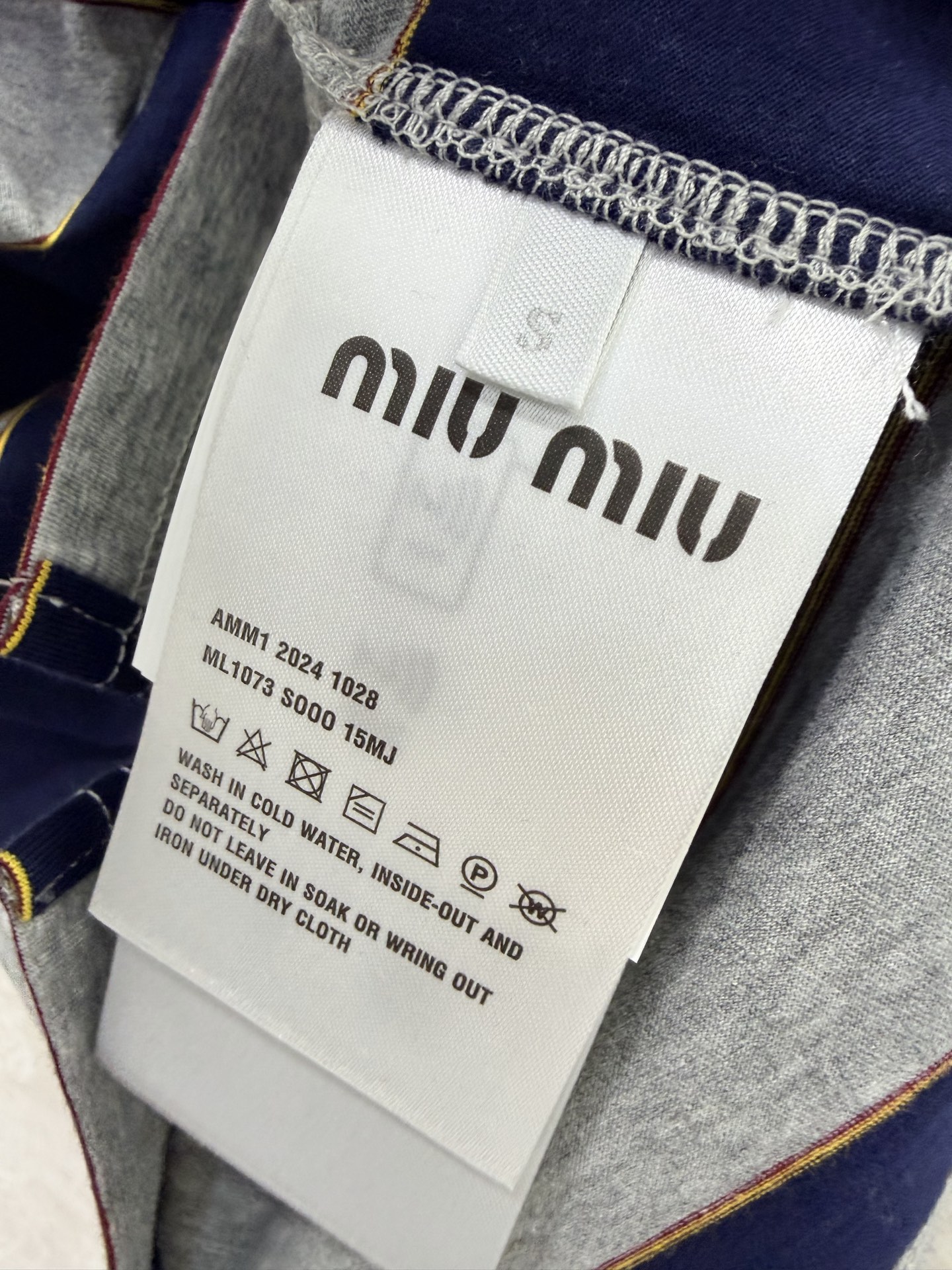 🔥🔥Miumi*26新款条纹翻领短袖polo上衣 成衣面料弹性十足 勾勒曲线 修饰身形 胸前字母标识呼应