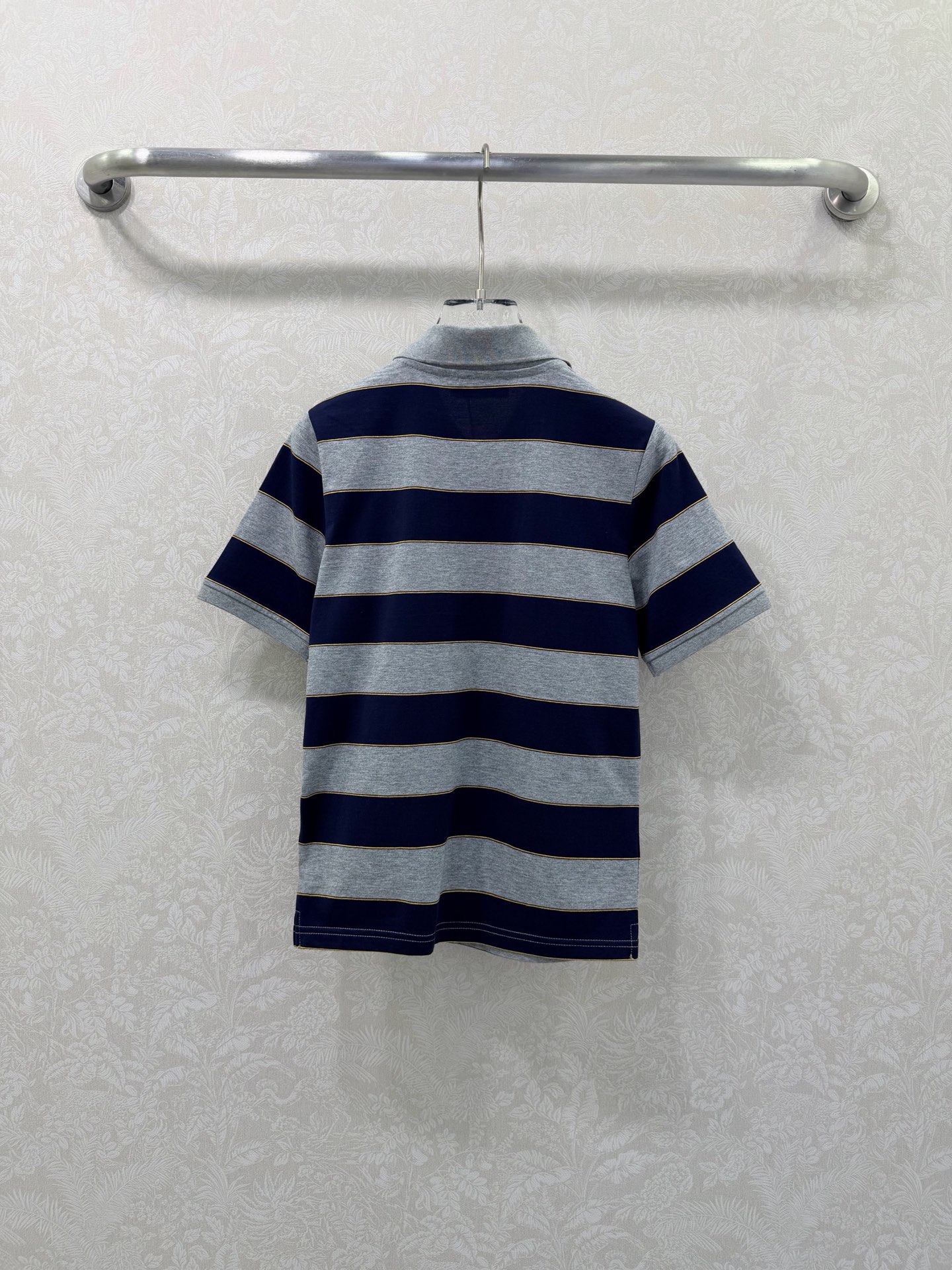 🔥🔥Miumi*26新款条纹翻领短袖polo上衣 成衣面料弹性十足 勾勒曲线 修饰身形 胸前字母标识呼应