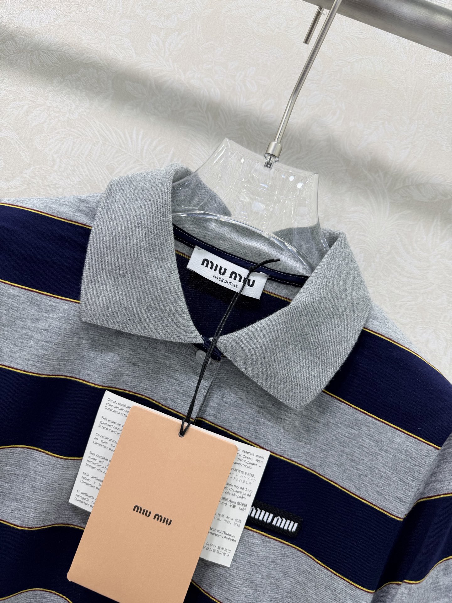🔥🔥Miumi*26新款条纹翻领短袖polo上衣 成衣面料弹性十足 勾勒曲线 修饰身形 胸前字母标识呼应