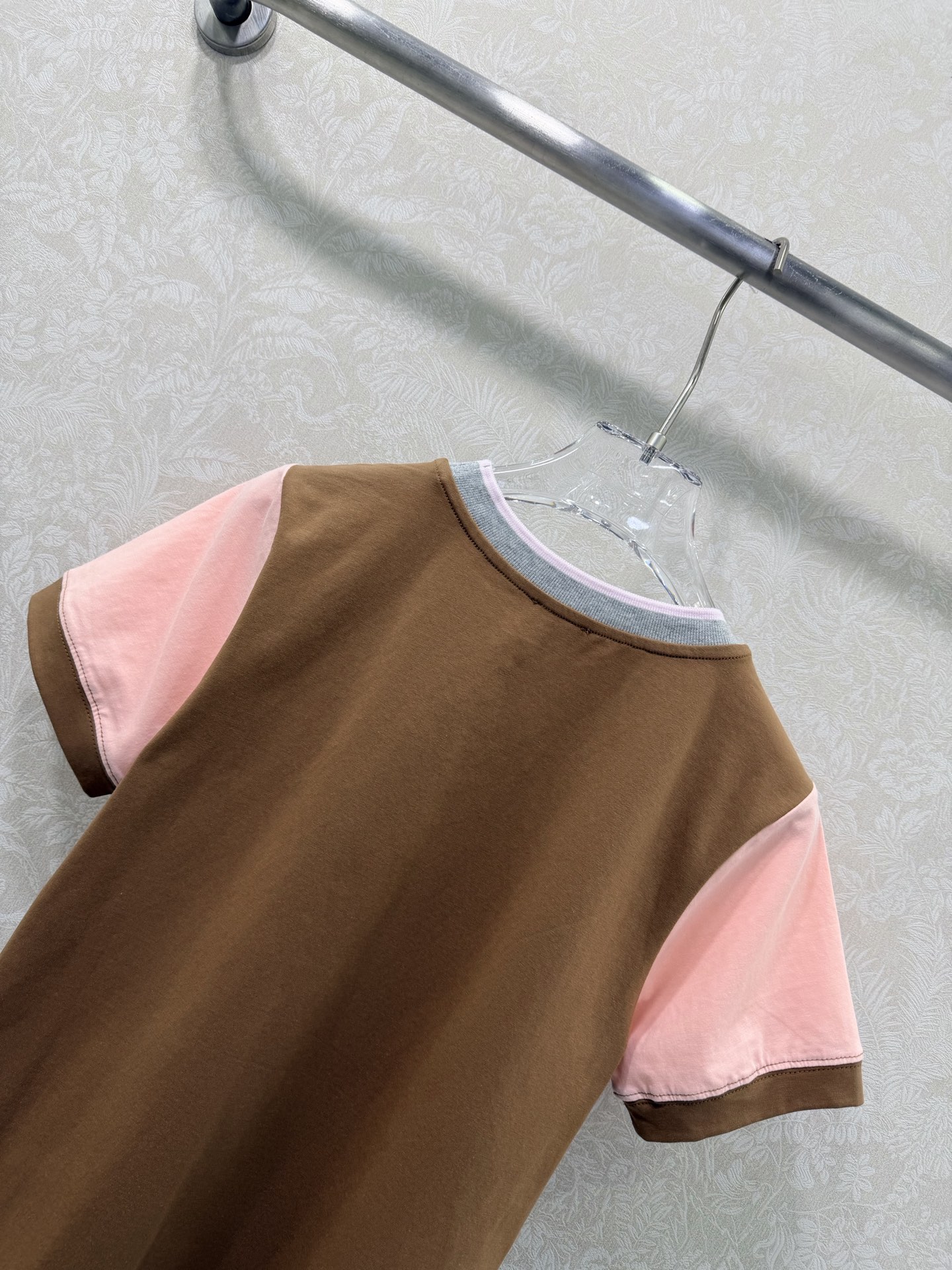 🔥🔥LOEW* 26早春新款撞色弹力短袖T恤 高版出品！胸前logo刺绣 高弹纯棉面料，贴身不紧绷；软而