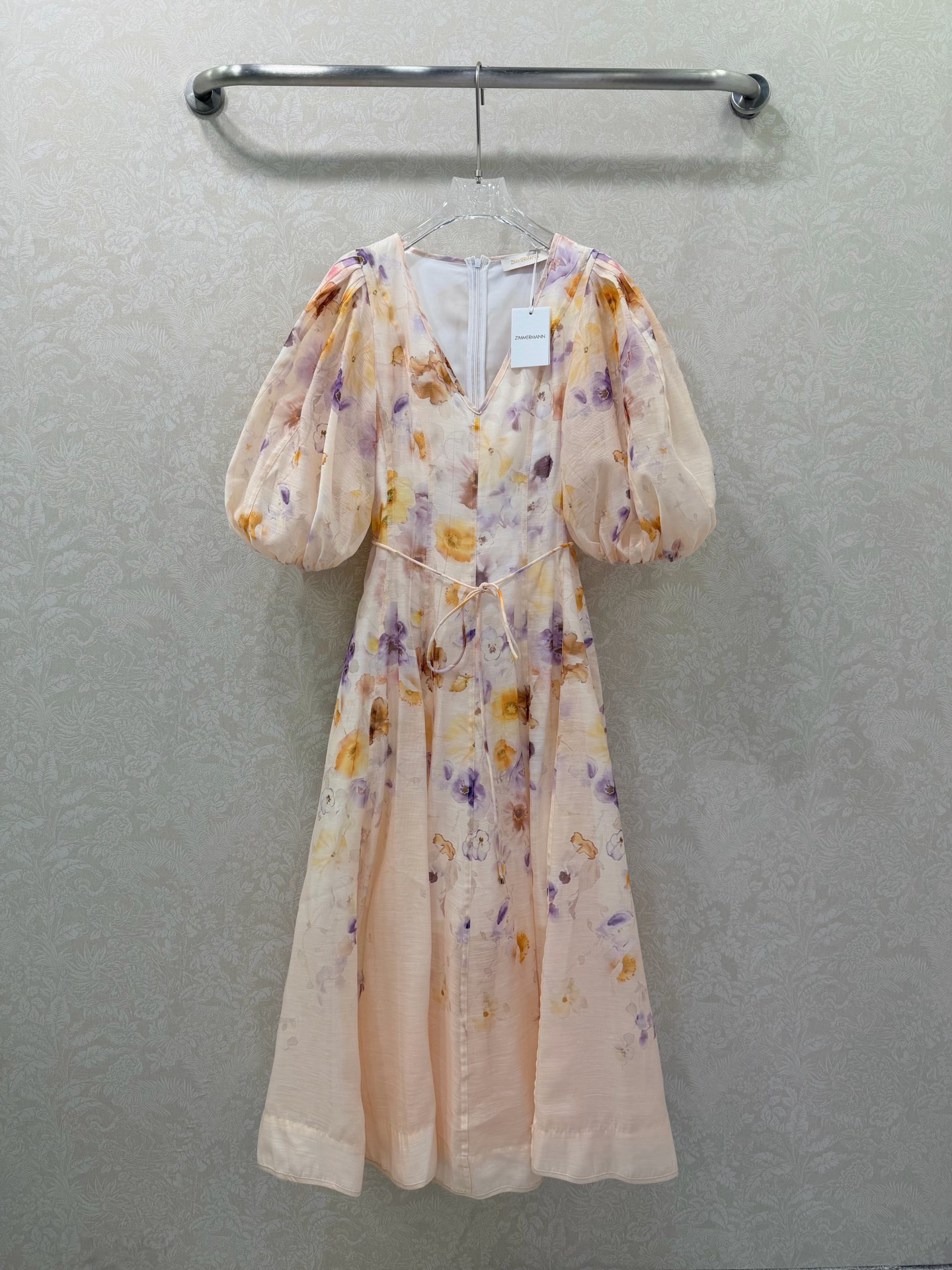 NO:714332,Zimmerman*/Zimmerman 26 new print series Long dress with puff sleeves The V-neck lantern sleeve design is super eye-catching and eye-catching. The cuffs are tightened to become puff sleeves. Comes with a belt in original cloth. The skirt is oversized and full of sincerity. Super invincible fairy style. Heavy workmanship details, perfect replica of the counter model. Full sense of luxury, super correct version. Shows temperament in casual wear. Long 2-color 4-code SMLXL, Zimmerman-clothing, loro  piana,skirts,19860909Zimmerman*兹/默曼 26新款印花系列 泡泡袖长款连衣裙 V领灯笼袖设计超吸睛让人眼前一亮 袖口收紧变成泡泡袖 配送本布色系腰带 裙身超大摆用料诚意满满 超无敌仙女款 重工细节,完美复刻专柜款 高级感满满,版型超正 随意一搭都显气质 长款2色4码SMLXL,兹默曼-服装,loro piana,skirts,,Women's clothing