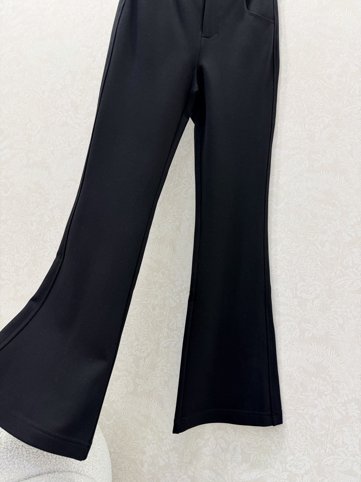 🔥🔥chan*l 26早春最新系列高腰微喇长裤 定制弹力棉材质 腰头定制五金点缀 后双口袋双C五金 点缀