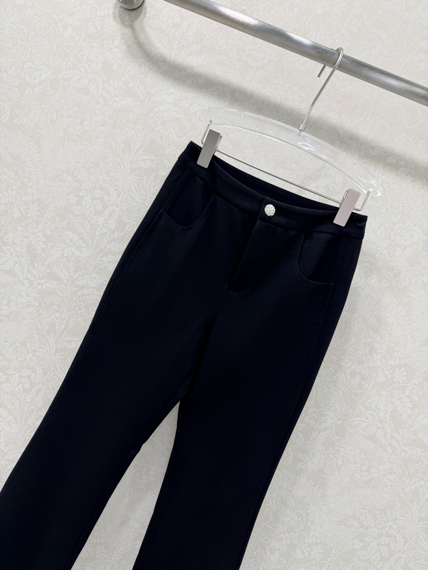 🔥🔥chan*l 26早春最新系列高腰微喇长裤 定制弹力棉材质 腰头定制五金点缀 后双C刺绣点缀 细节感