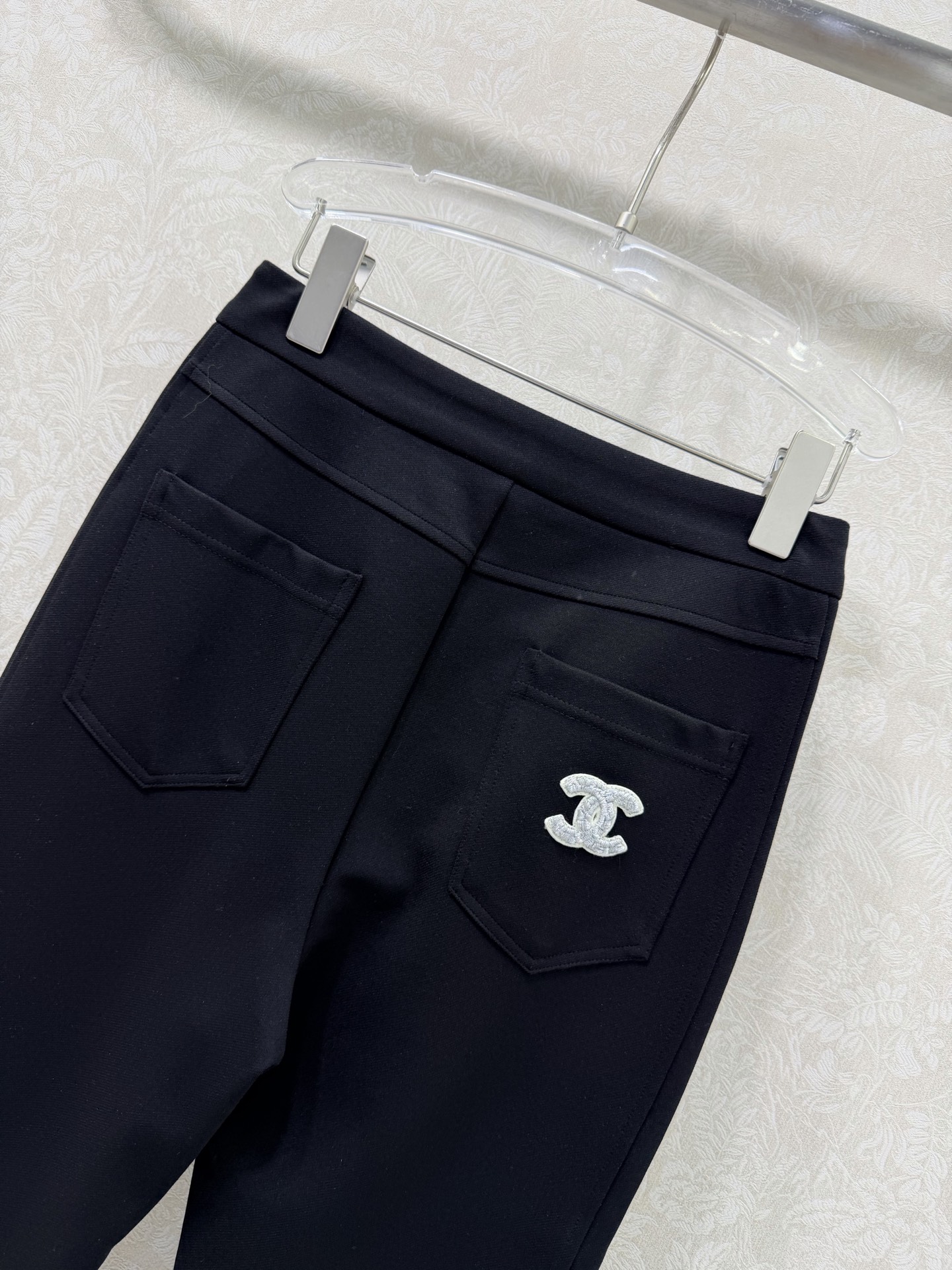 🔥🔥chan*l 26早春最新系列高腰微喇长裤 定制弹力棉材质 腰头定制五金点缀 后双C刺绣点缀 细节感