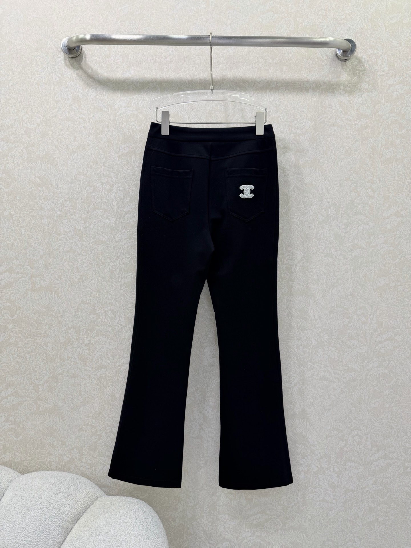 🔥🔥chan*l 26早春最新系列高腰微喇长裤 定制弹力棉材质 腰头定制五金点缀 后双C刺绣点缀 细节感