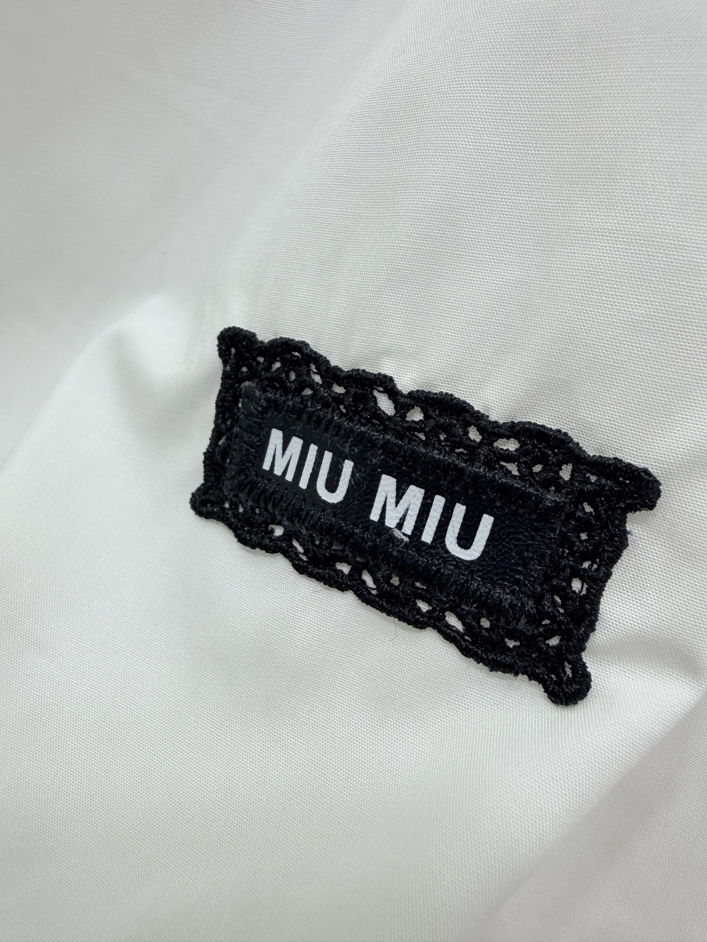 🔥🔥miumi* 26新款圆领木耳边花边长袖衬衣 全棉材质 质感舒适细腻 上身充满精致高智气息 精致度瞬